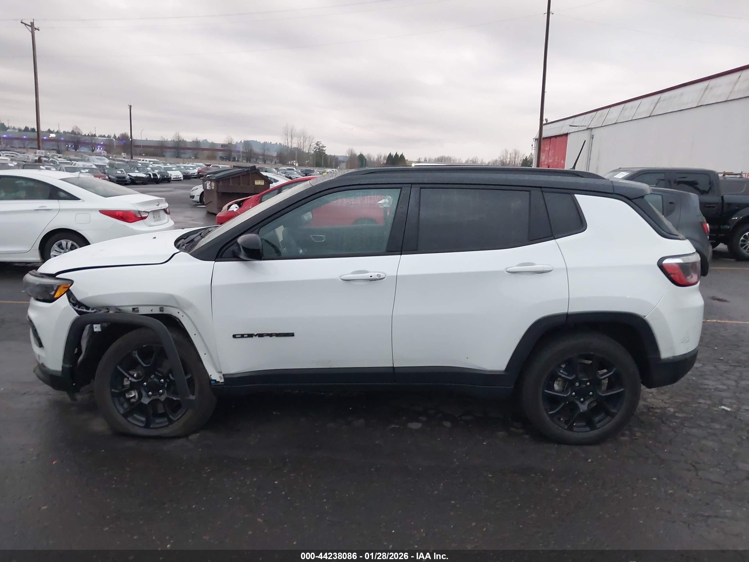 2024 Jeep Compass Latitude 4x4 White vin: 3C4NJDBN4RT166945