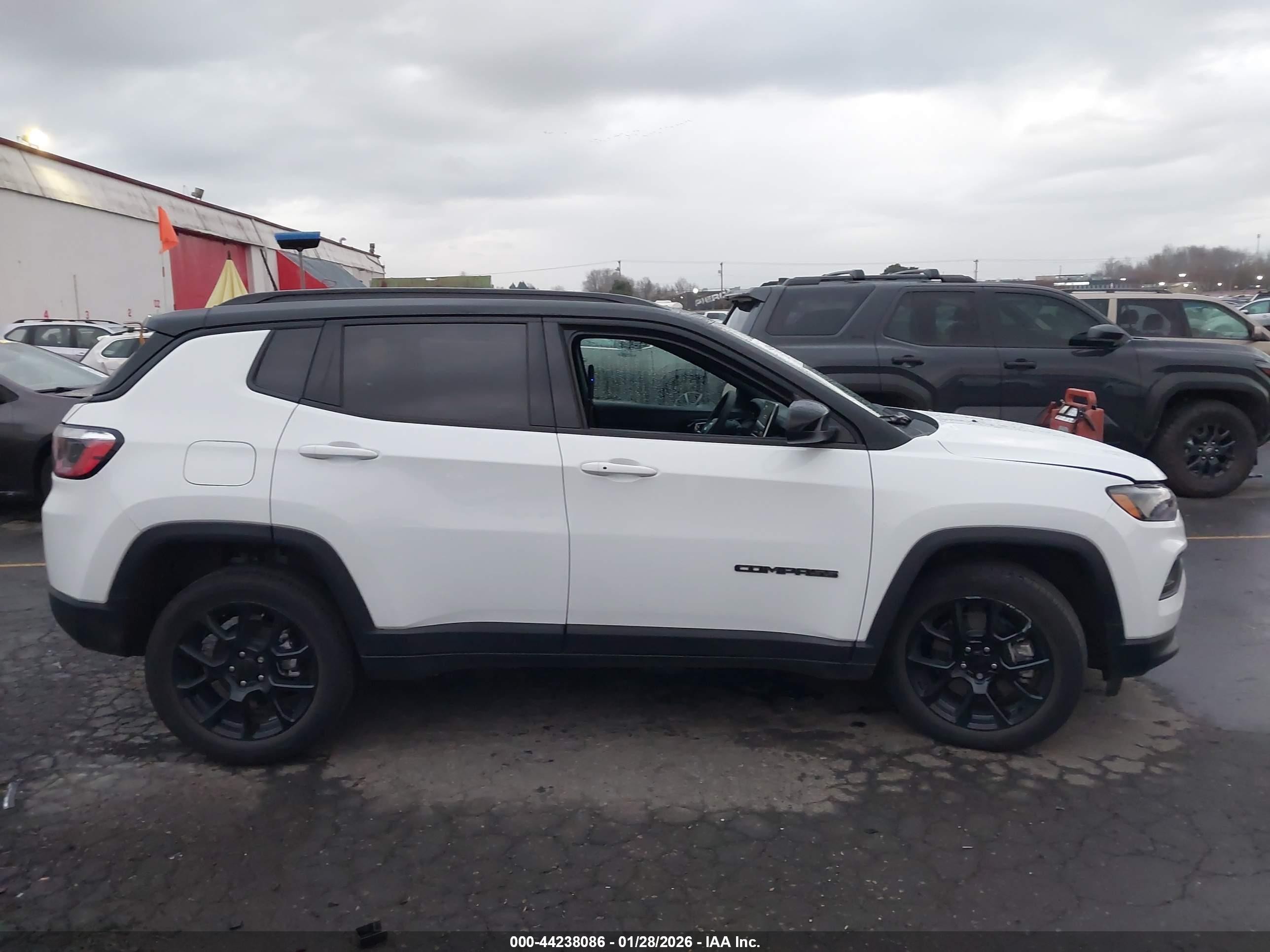 2024 Jeep Compass Latitude 4x4 White vin: 3C4NJDBN4RT166945