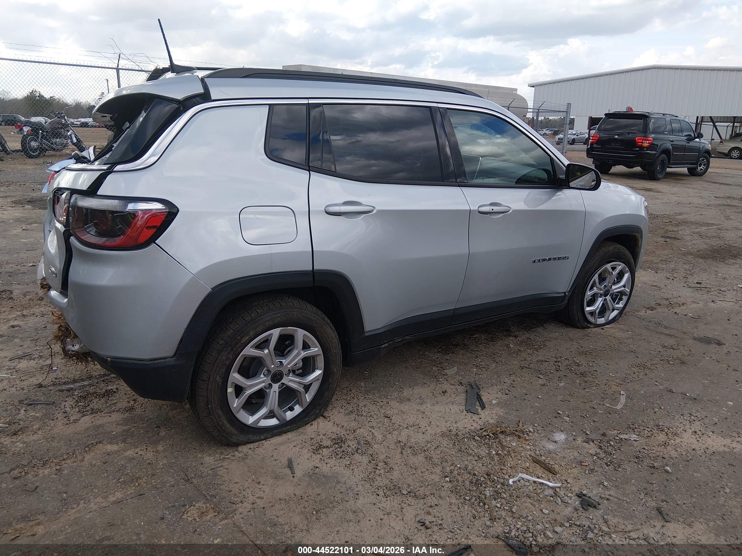 2025 Jeep Compass Latitude 4x4 Silver vin: 3C4NJDBN8ST529284