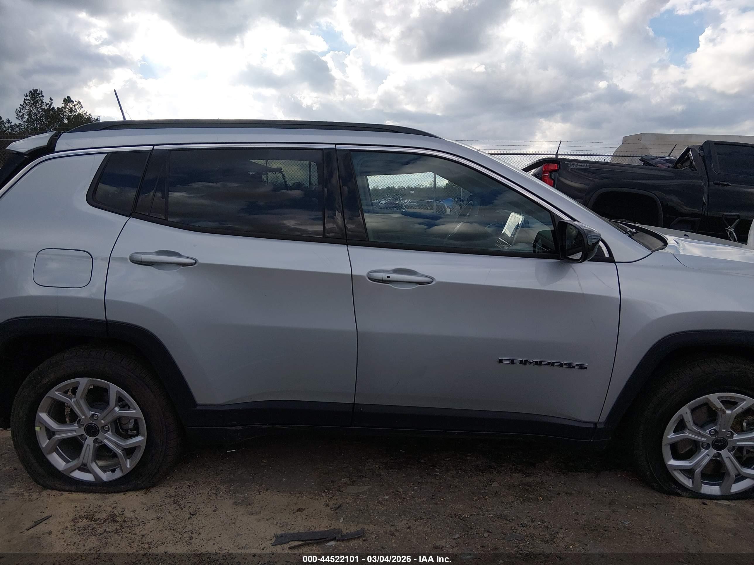 2025 Jeep Compass Latitude 4x4 Silver vin: 3C4NJDBN8ST529284
