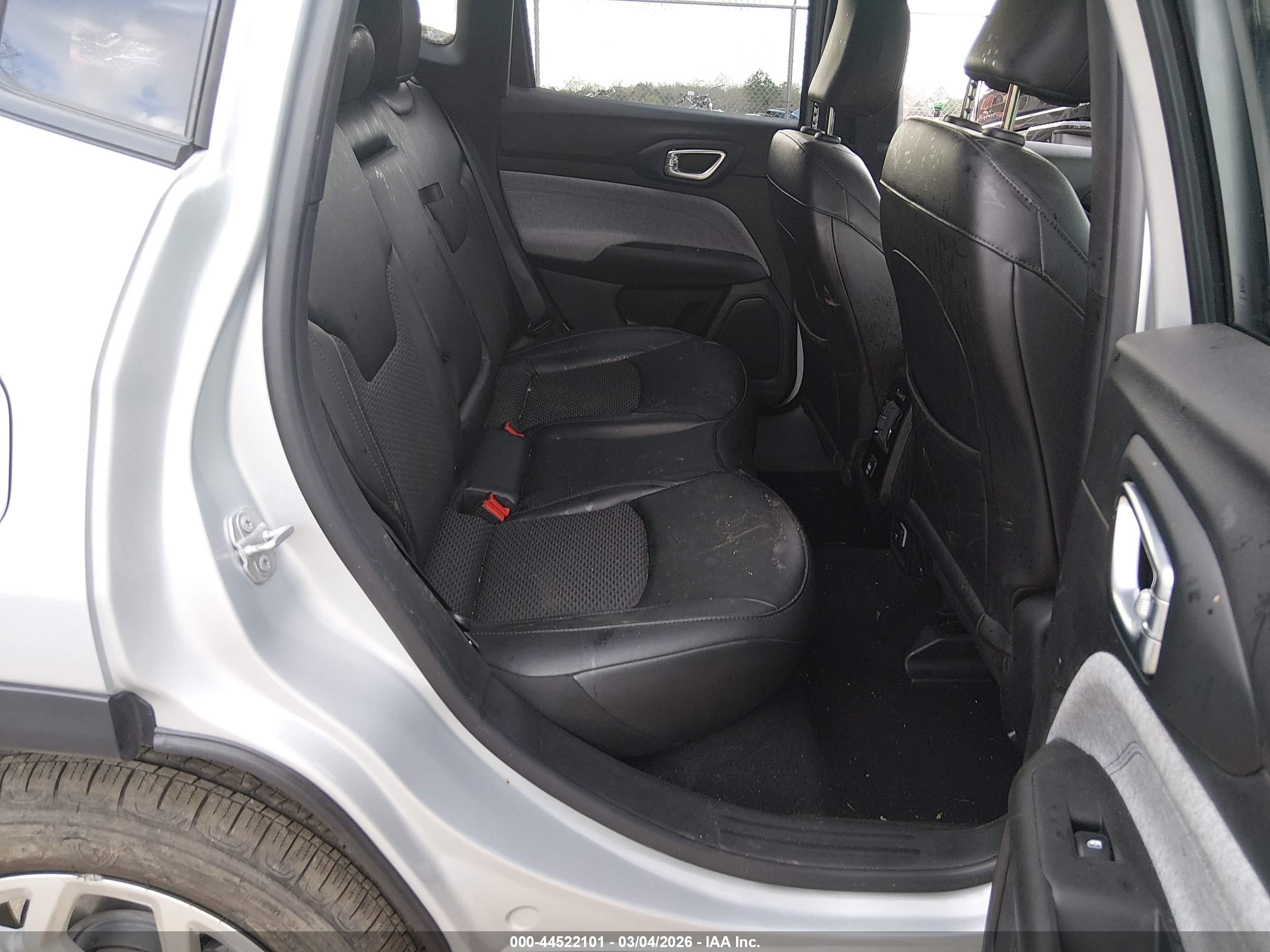 2025 Jeep Compass Latitude 4x4 Silver vin: 3C4NJDBN8ST529284