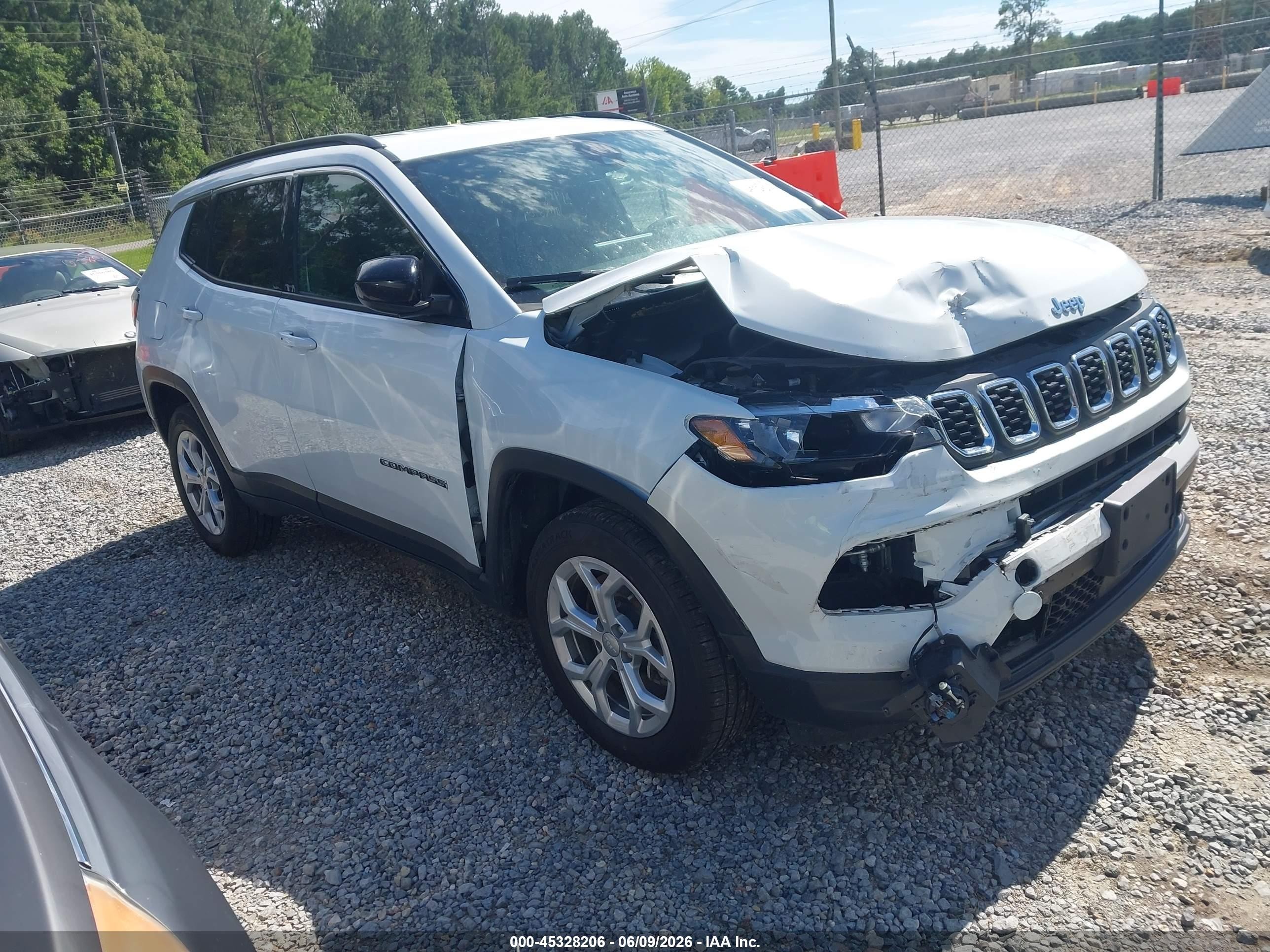 2024 Jeep Compass Latitude 4x4 White vin: 3C4NJDBNXRT110735