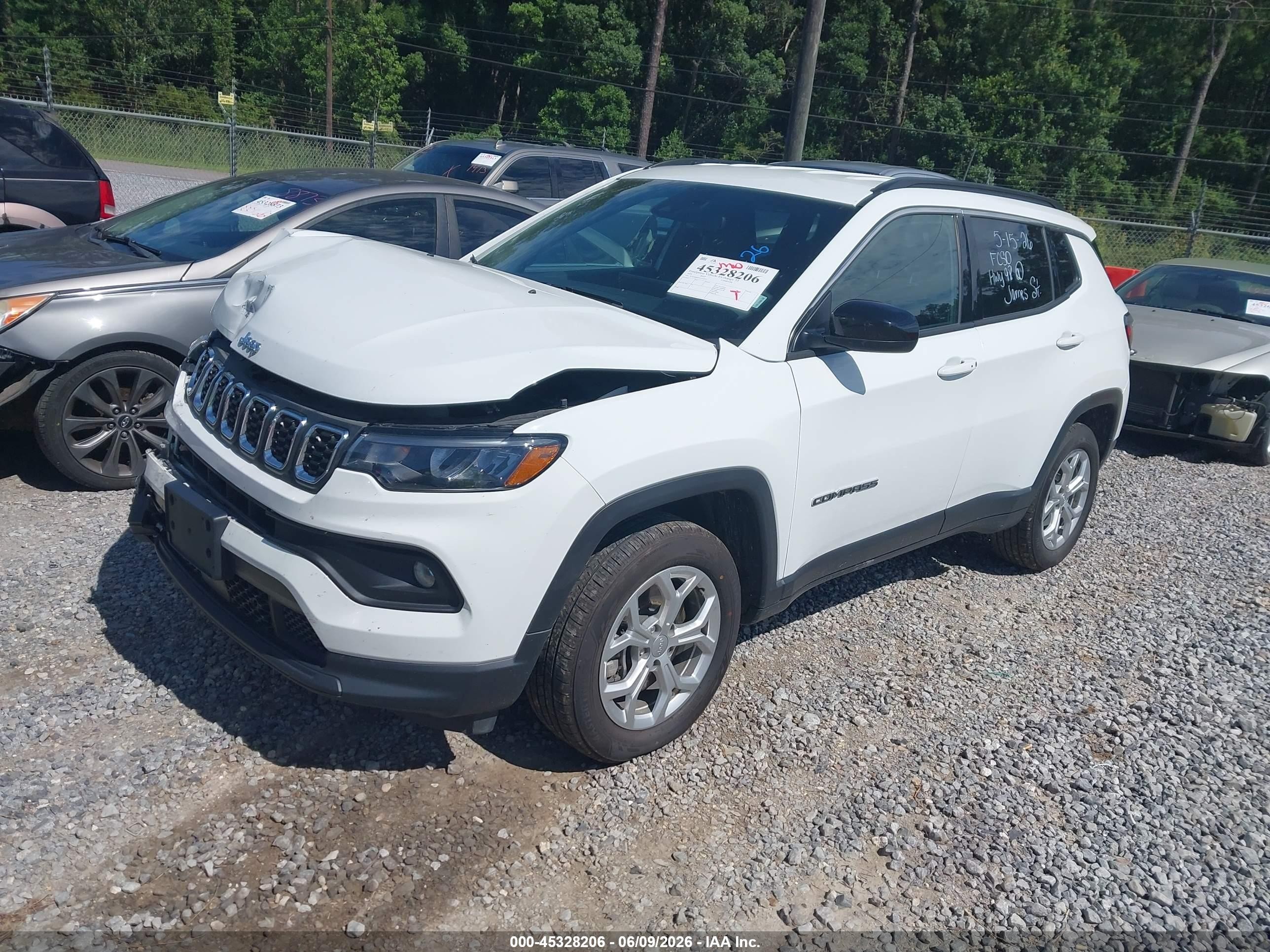 2024 Jeep Compass Latitude 4x4 White vin: 3C4NJDBNXRT110735