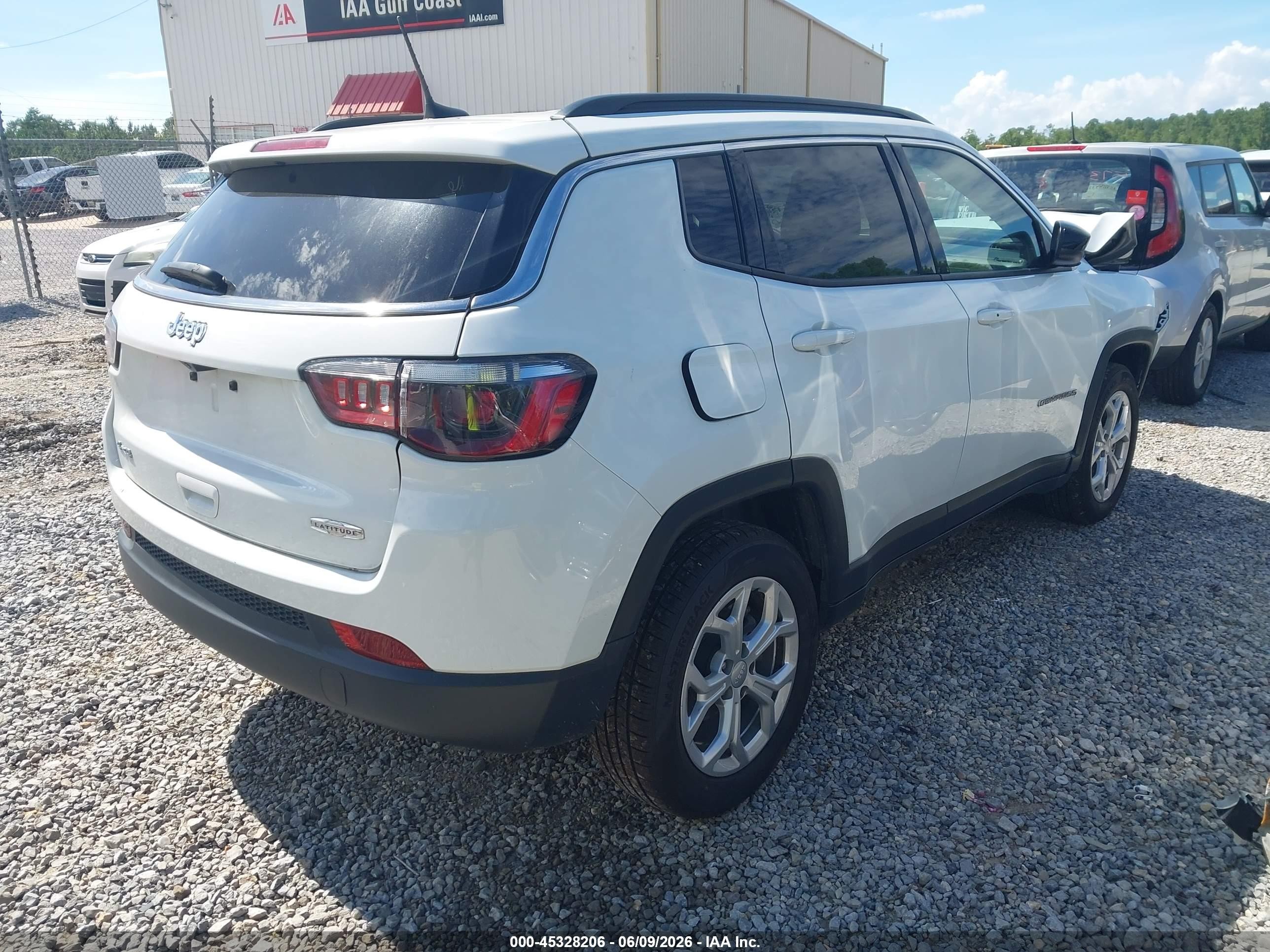 2024 Jeep Compass Latitude 4x4 White vin: 3C4NJDBNXRT110735