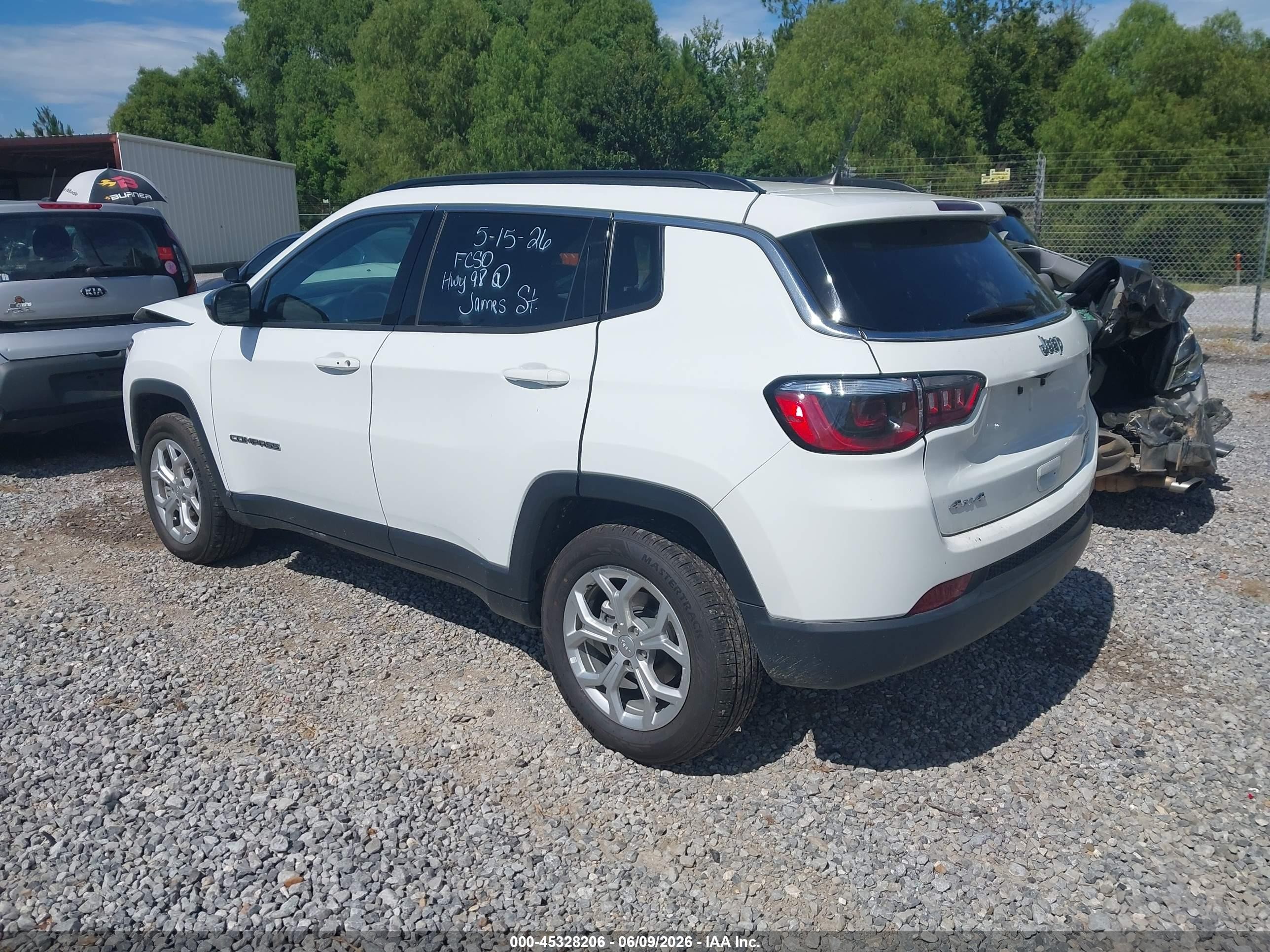 2024 Jeep Compass Latitude 4x4 White vin: 3C4NJDBNXRT110735