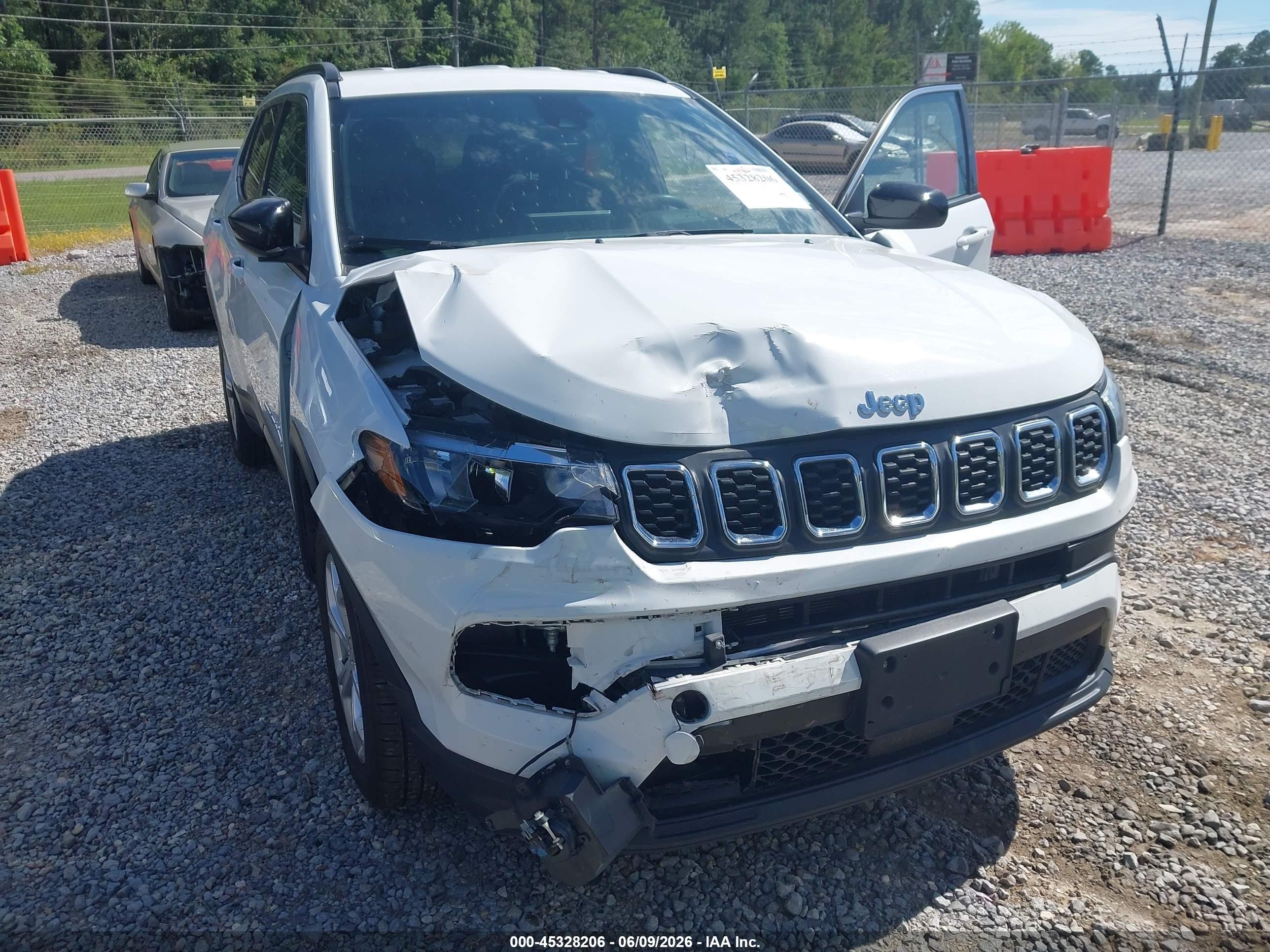 2024 Jeep Compass Latitude 4x4 White vin: 3C4NJDBNXRT110735
