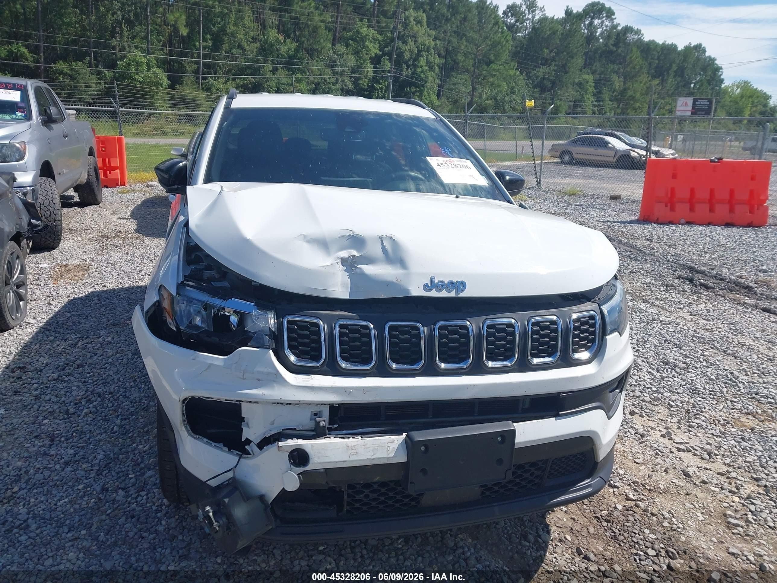 2024 Jeep Compass Latitude 4x4 White vin: 3C4NJDBNXRT110735