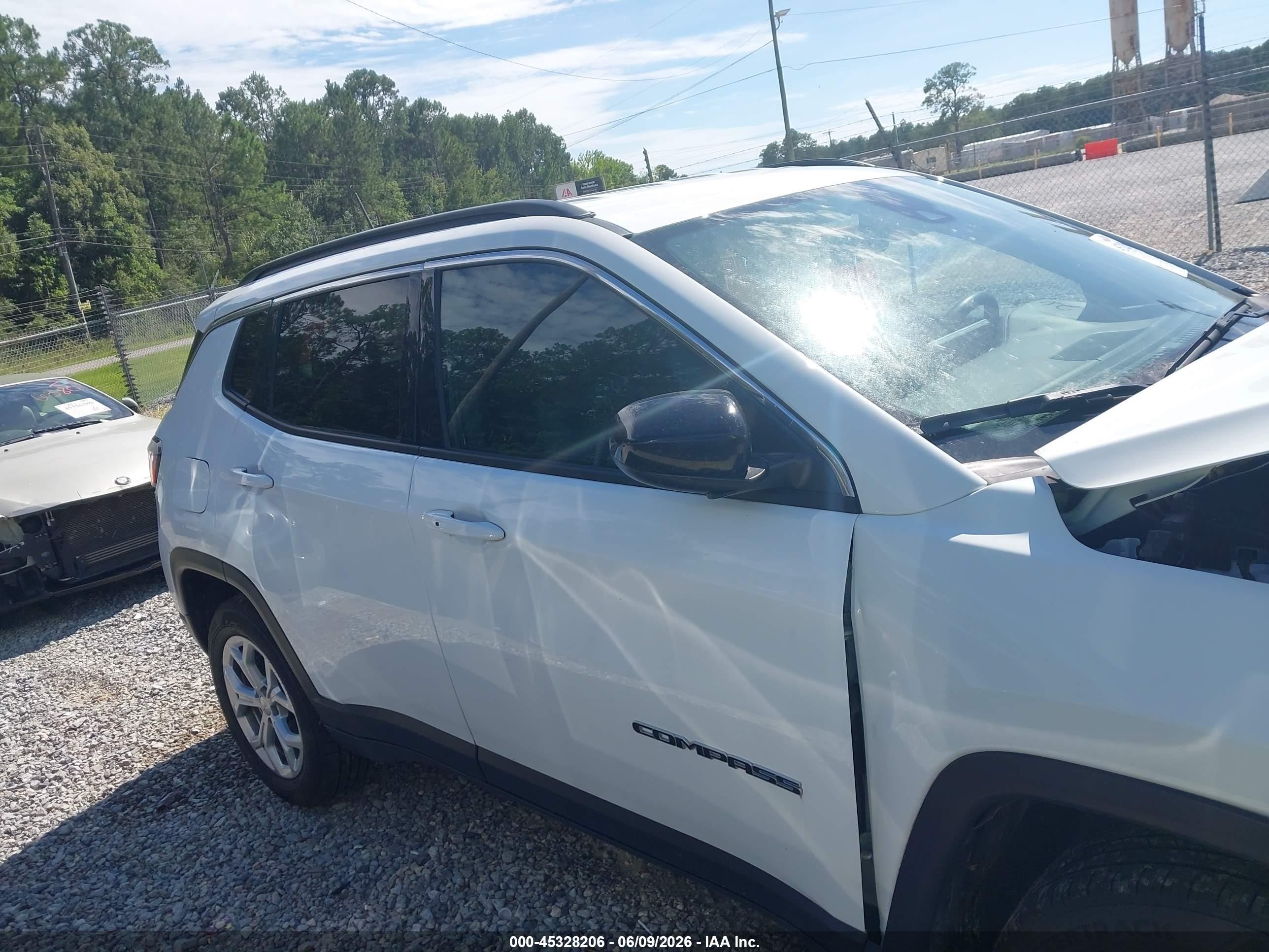 2024 Jeep Compass Latitude 4x4 White vin: 3C4NJDBNXRT110735