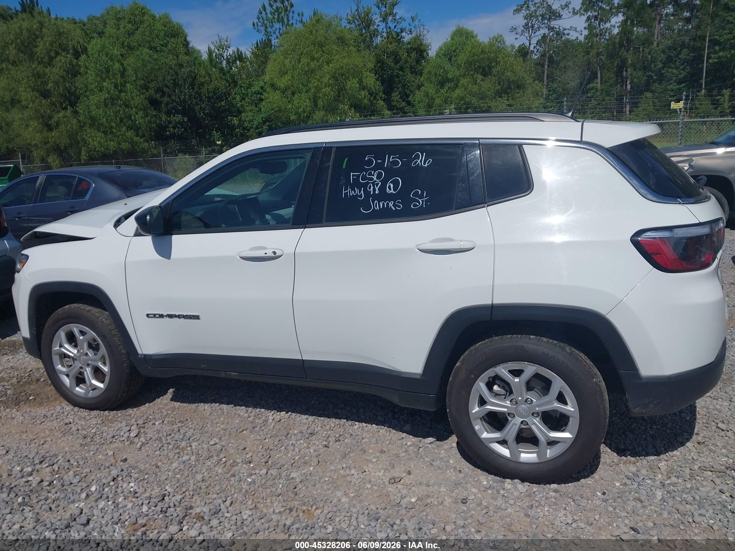 2024 Jeep Compass Latitude 4x4 White vin: 3C4NJDBNXRT110735
