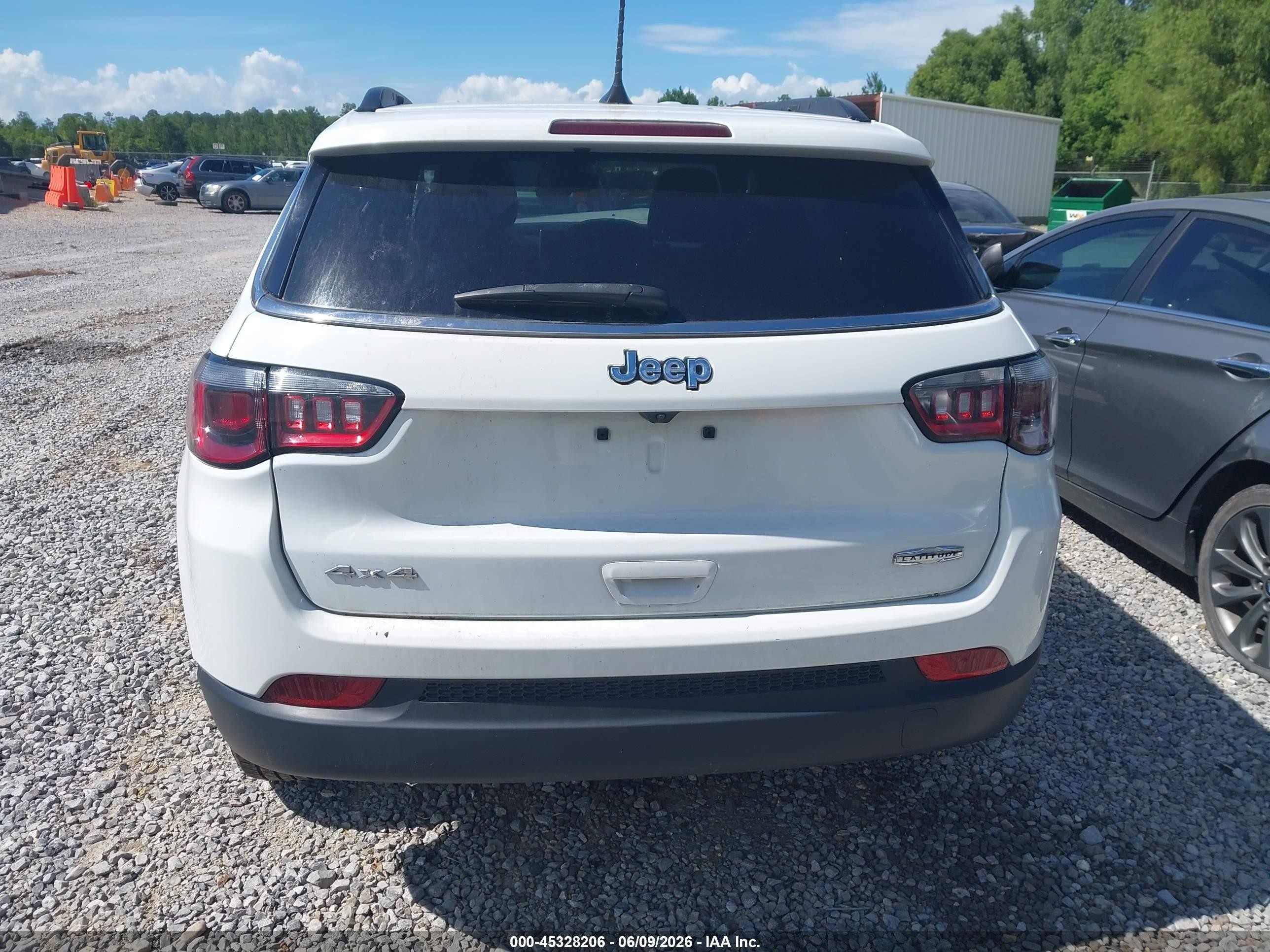 2024 Jeep Compass Latitude 4x4 White vin: 3C4NJDBNXRT110735