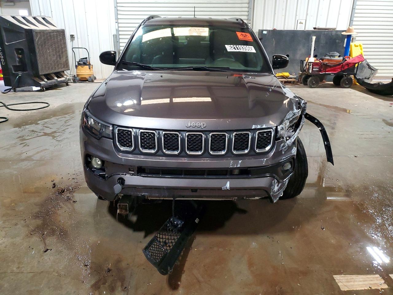 2024 Jeep Compass Latitude Gray vin: 3C4NJDBNXRT584409