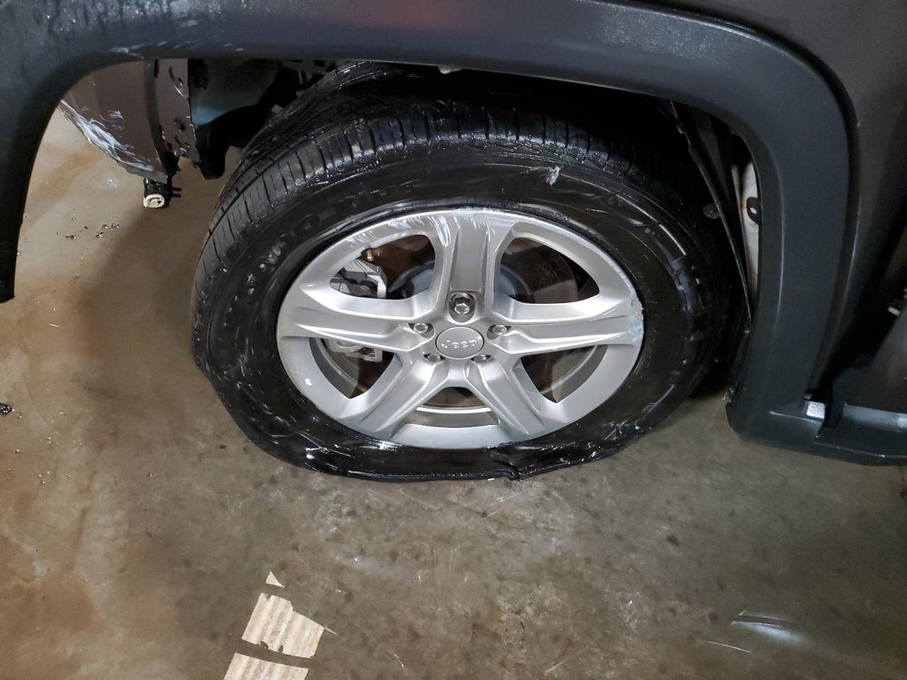 2024 Jeep Compass Latitude Gray vin: 3C4NJDBNXRT584409 Damage: Left Front Wheel, Curb Rash, > 12 Inches