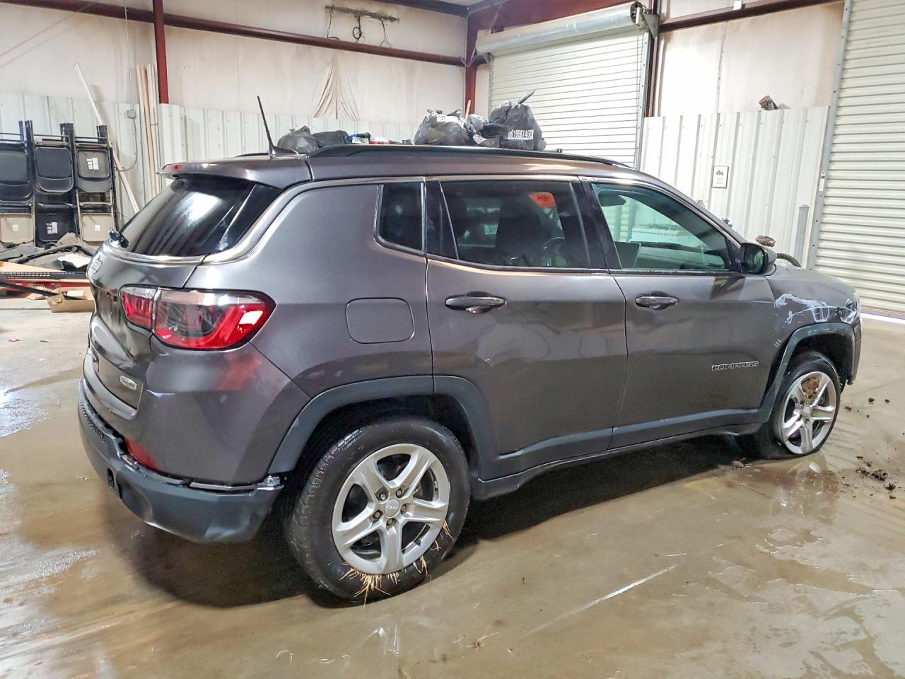 2024 Jeep Compass Latitude Gray vin: 3C4NJDBNXRT584409