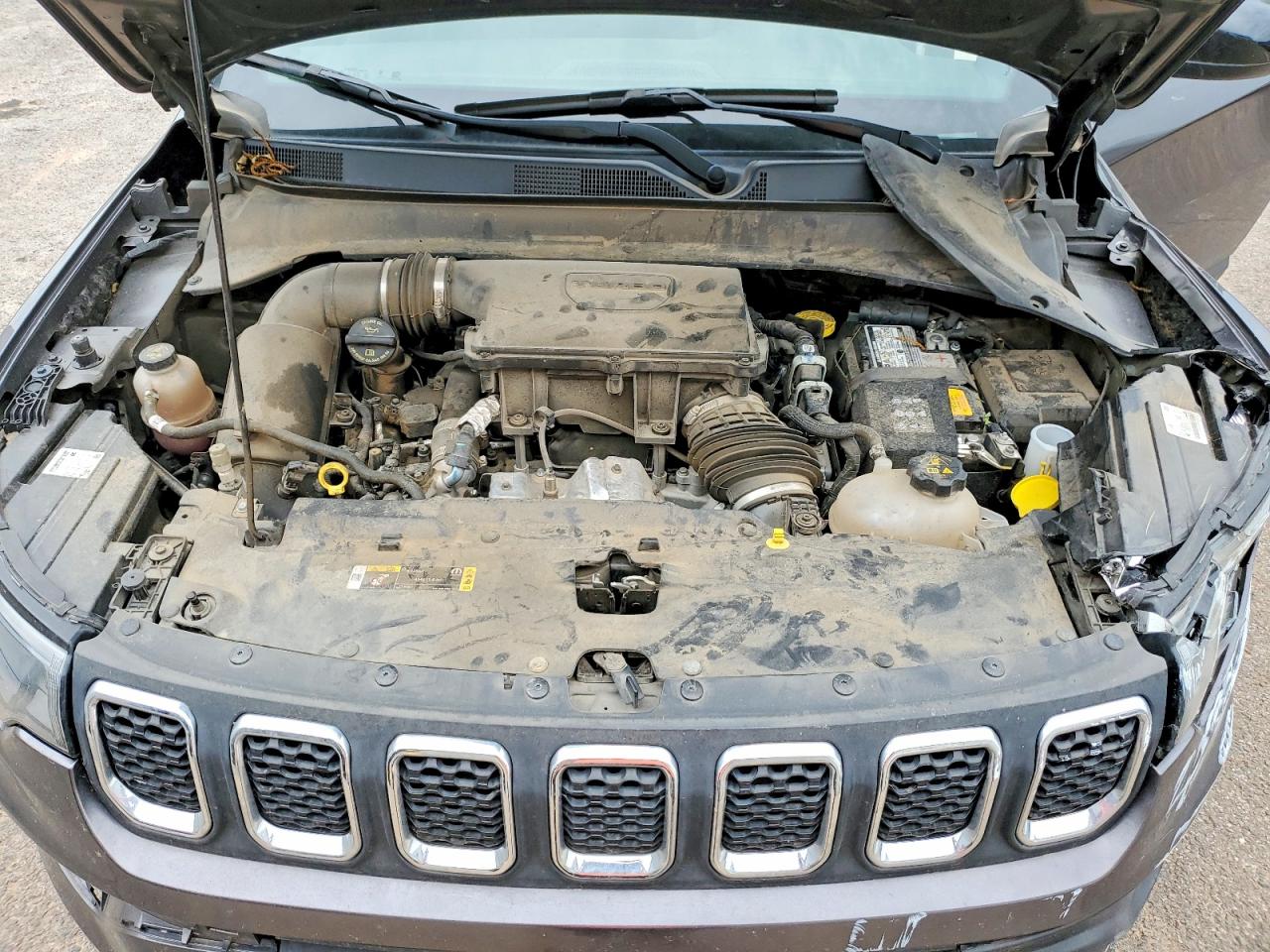 2024 Jeep Compass Latitude Gray vin: 3C4NJDBNXRT584409