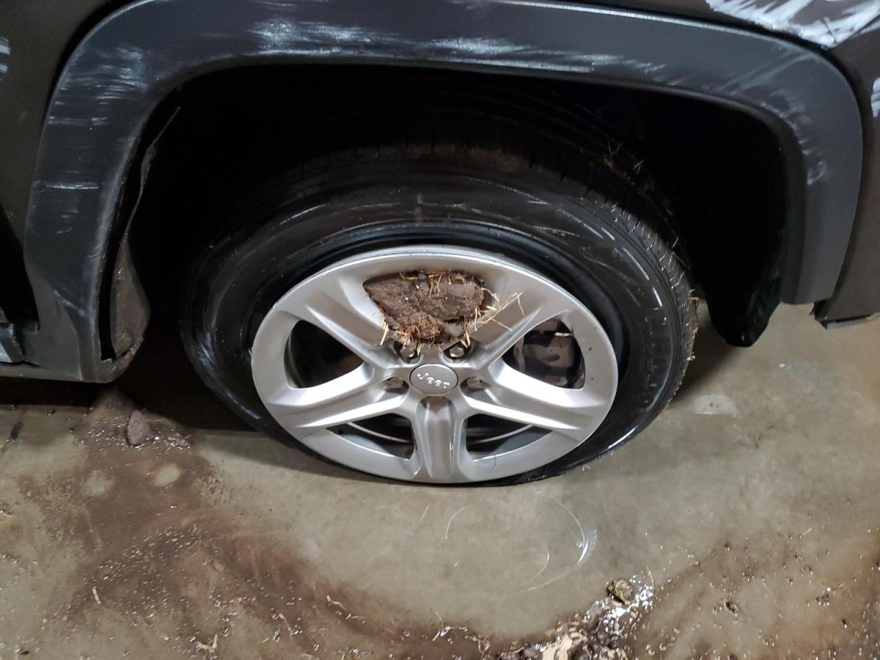 2024 Jeep Compass Latitude Gray vin: 3C4NJDBNXRT584409 Damage: Right Front Tire, Cut, Replacement Required