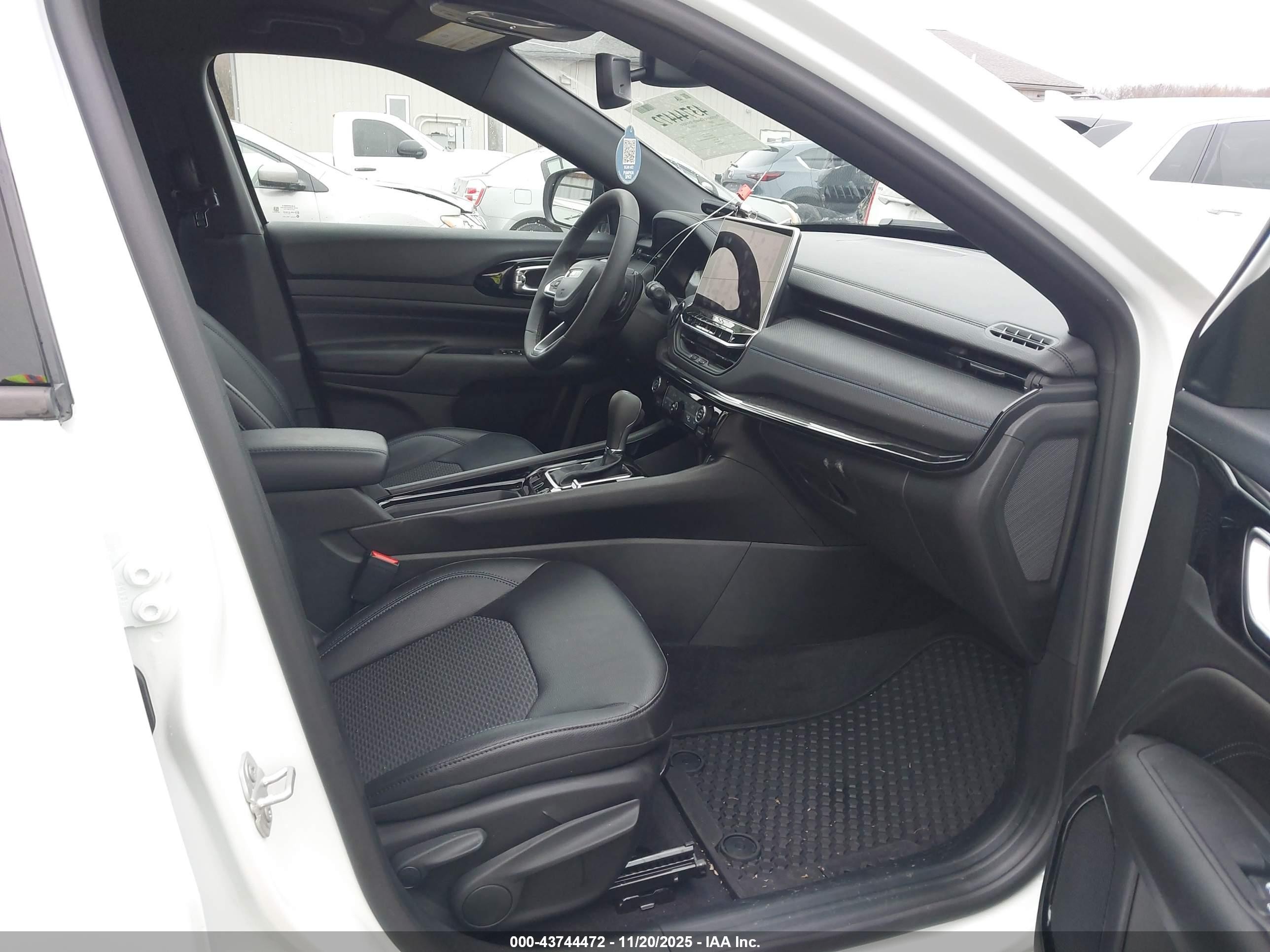 2026 Jeep Compass Latitude Белый vin: 3C4NJDBNXTT151146