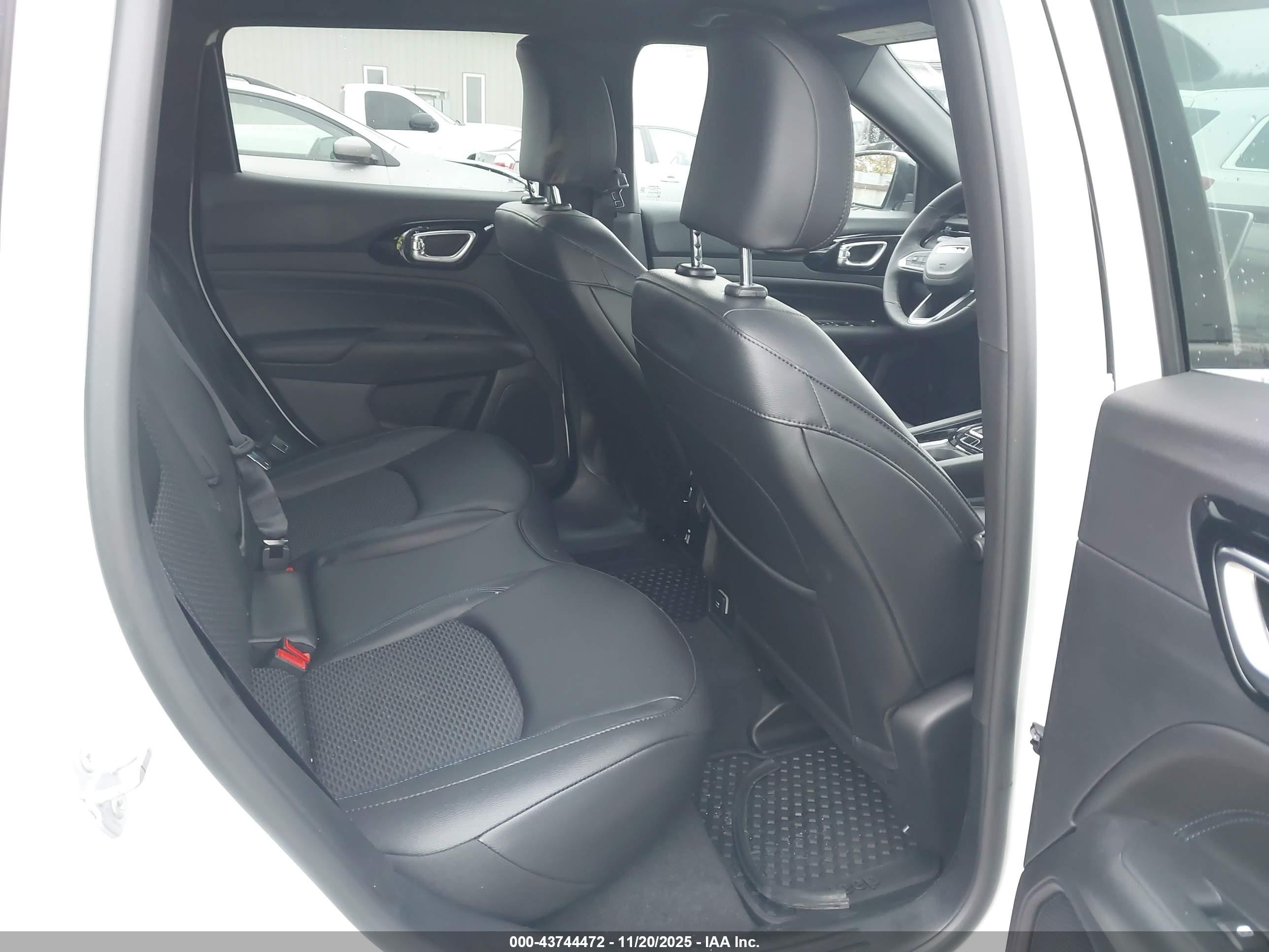 2026 Jeep Compass Latitude Белый vin: 3C4NJDBNXTT151146
