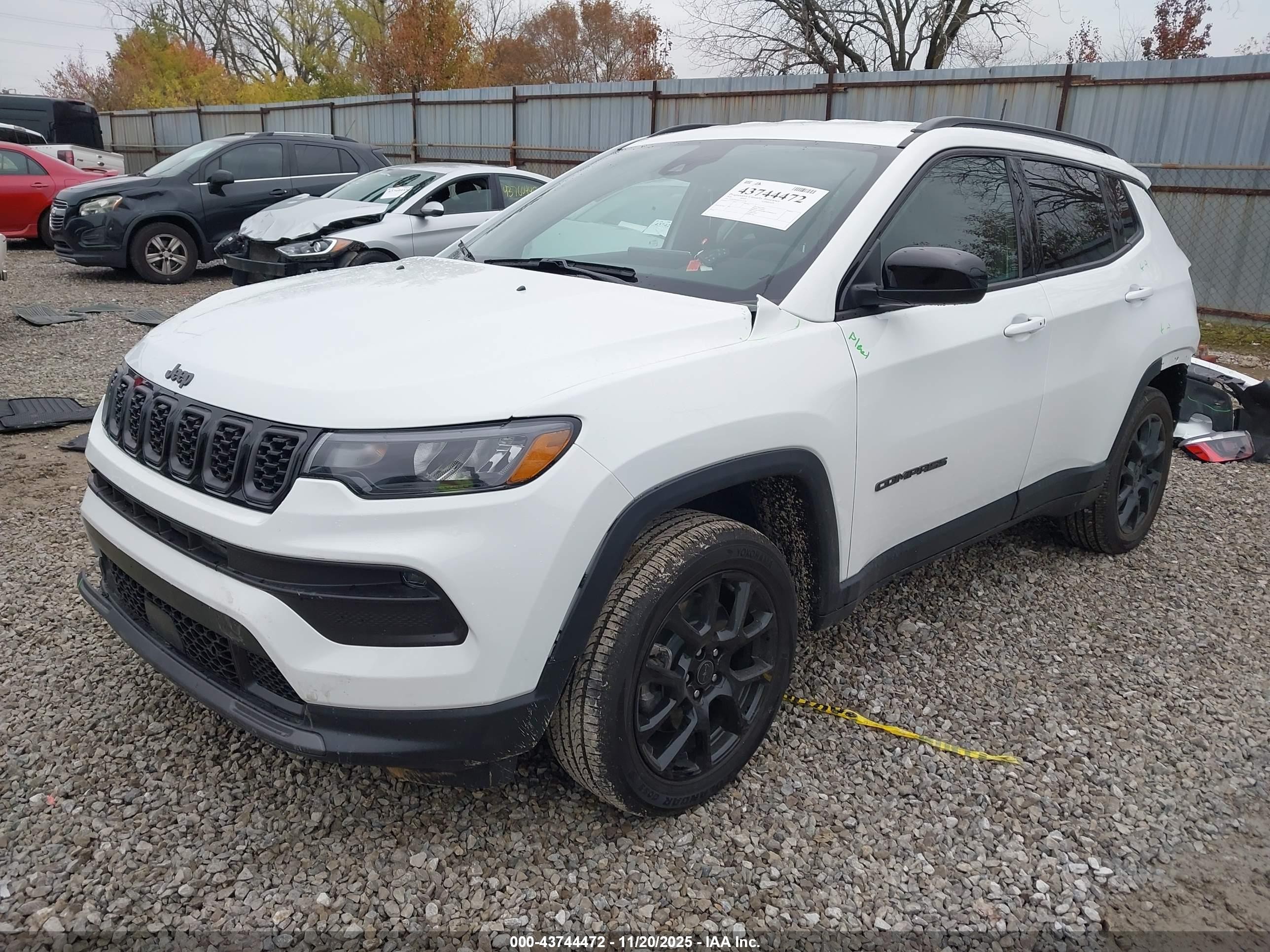 2026 Jeep Compass Latitude Белый vin: 3C4NJDBNXTT151146