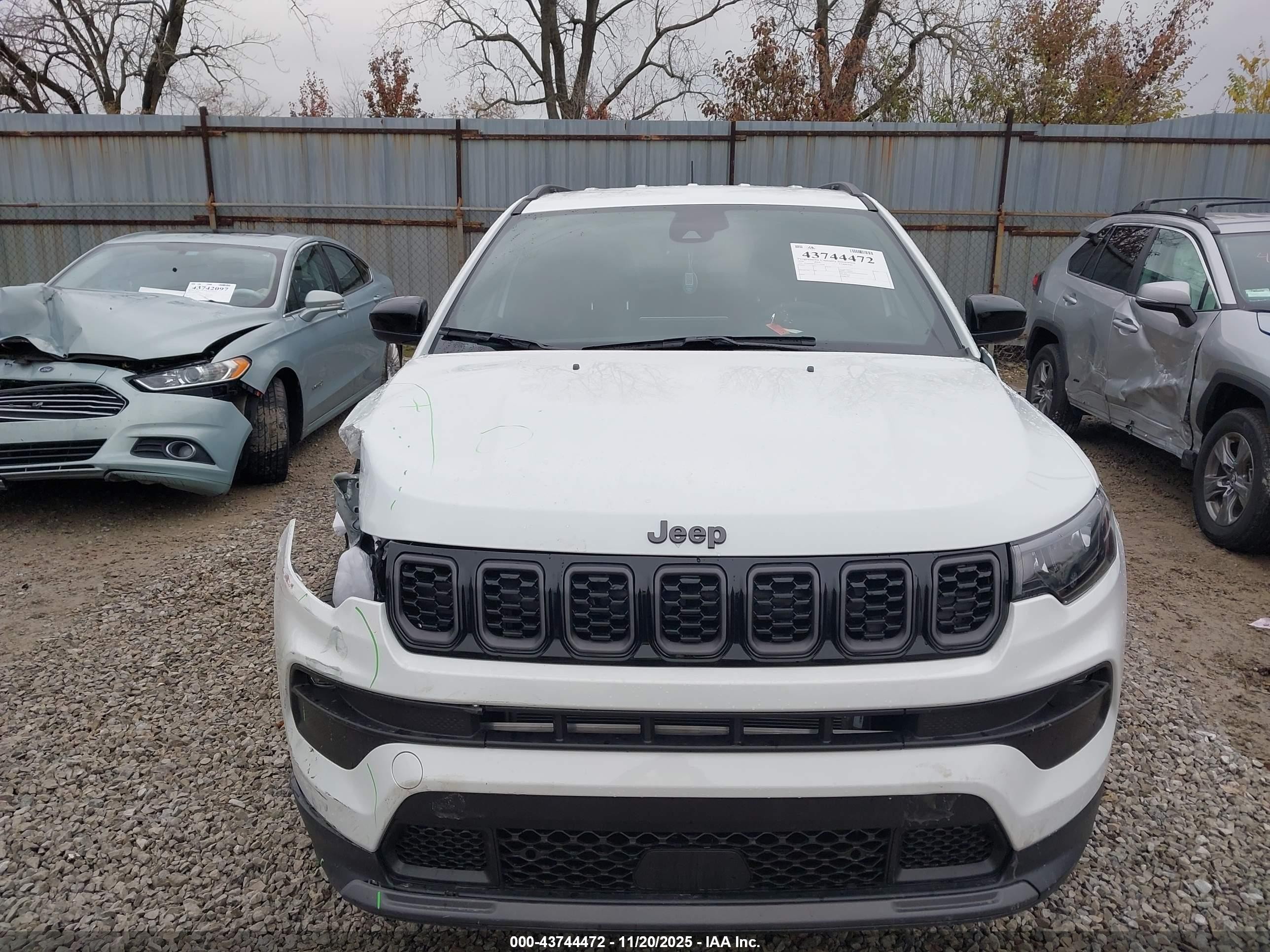 2026 Jeep Compass Latitude Белый vin: 3C4NJDBNXTT151146