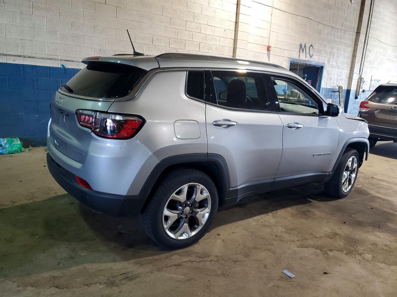 2019 Jeep Compass Limited Silver vin: 3C4NJDCB7KT619904
