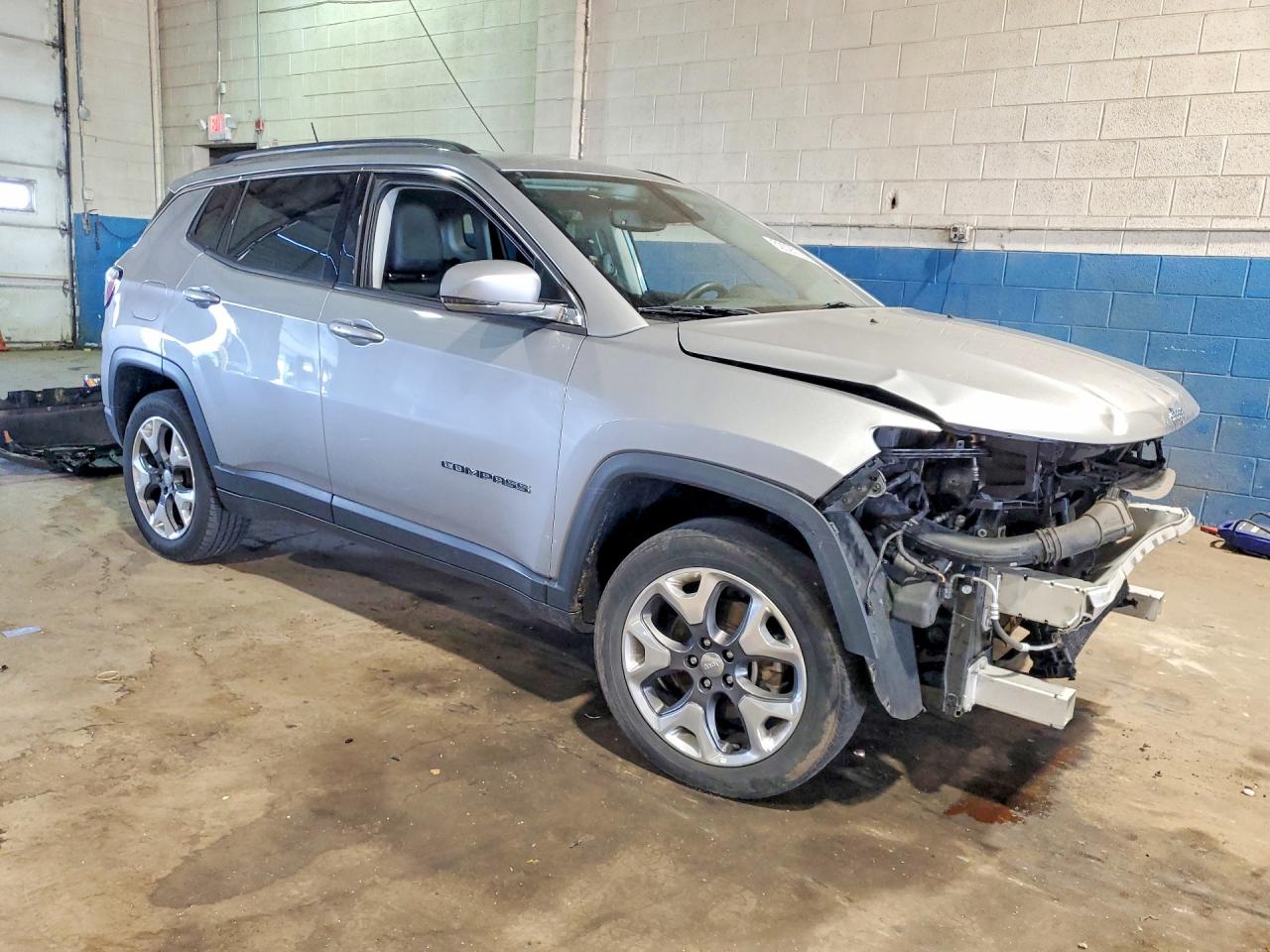 2019 Jeep Compass Limited Silver vin: 3C4NJDCB7KT619904