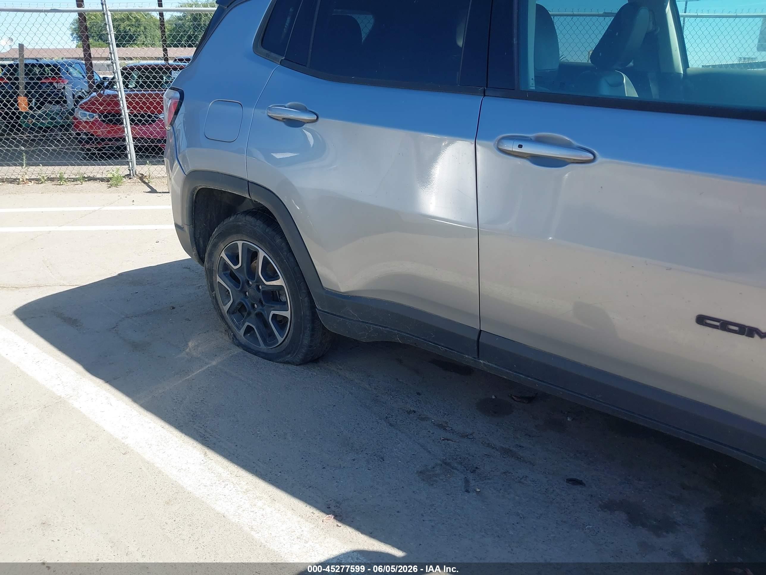 2019 Jeep Compass Trailhawk 4x4 Серебряный vin: 3C4NJDDB0KT747819