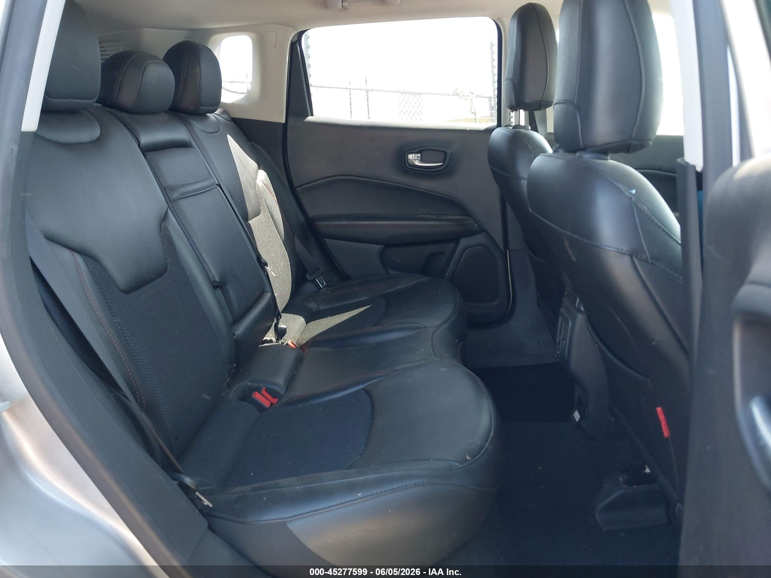 2019 Jeep Compass Trailhawk 4x4 Серебряный vin: 3C4NJDDB0KT747819