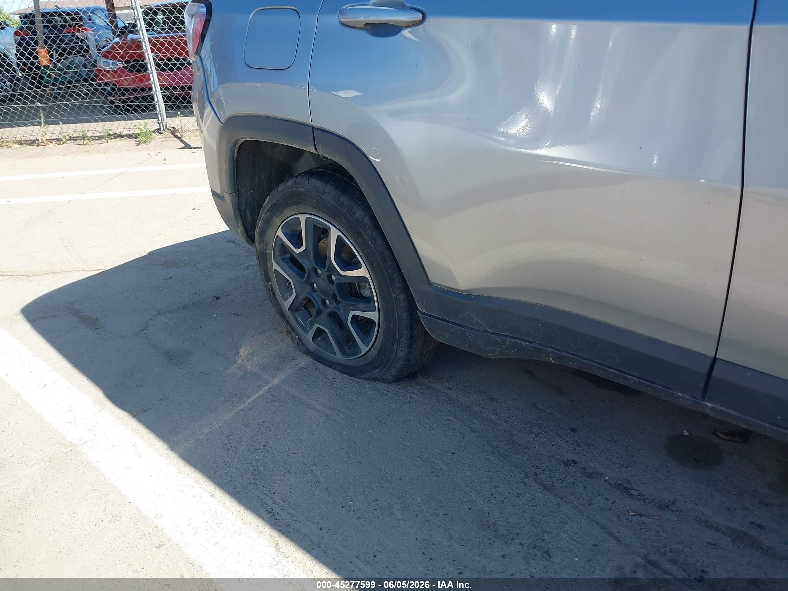 2019 Jeep Compass Trailhawk 4x4 Серебряный vin: 3C4NJDDB0KT747819