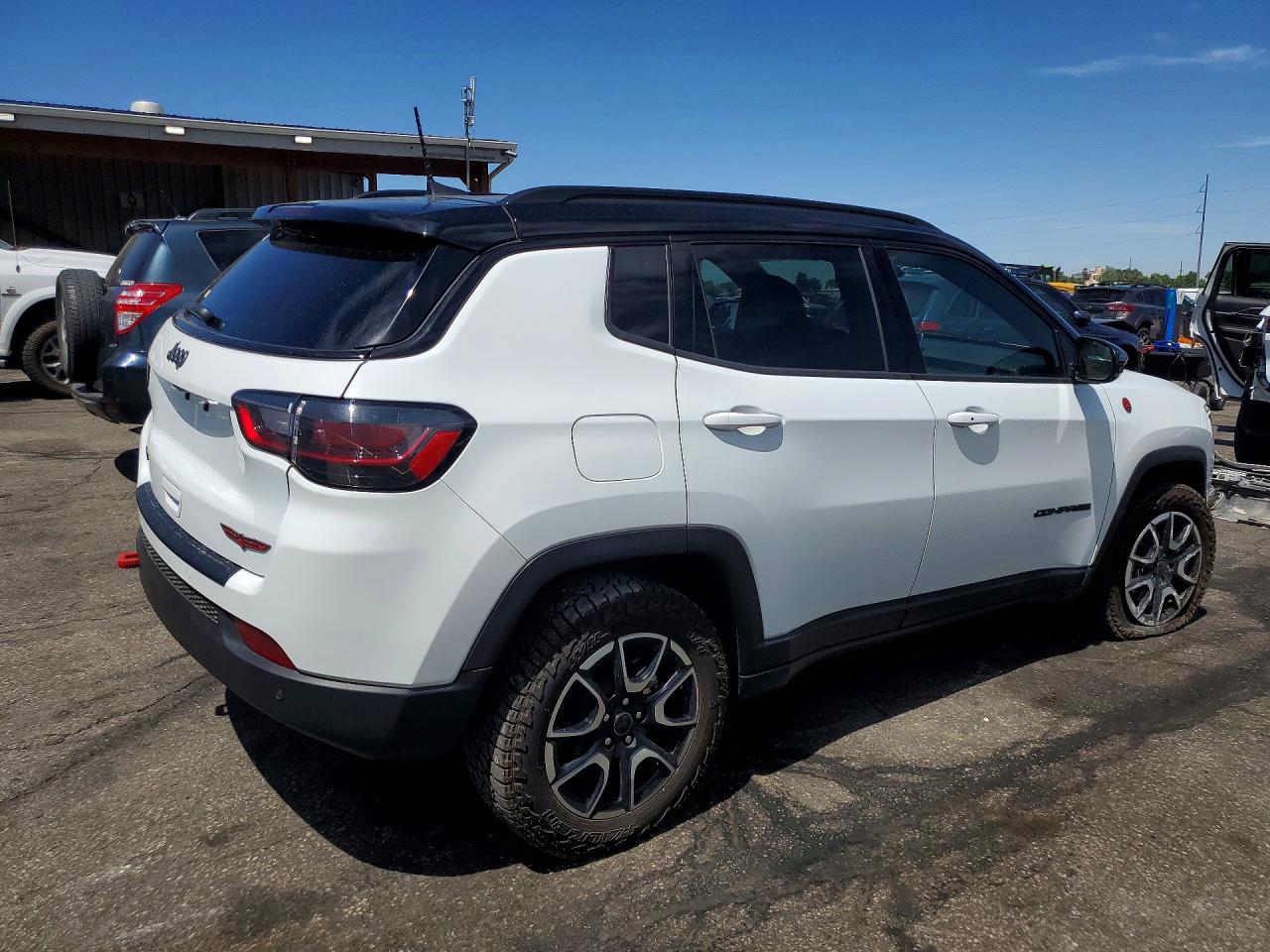 2025 Jeep Compass Trailhawk Белый vin: 3C4NJDDNXST520907