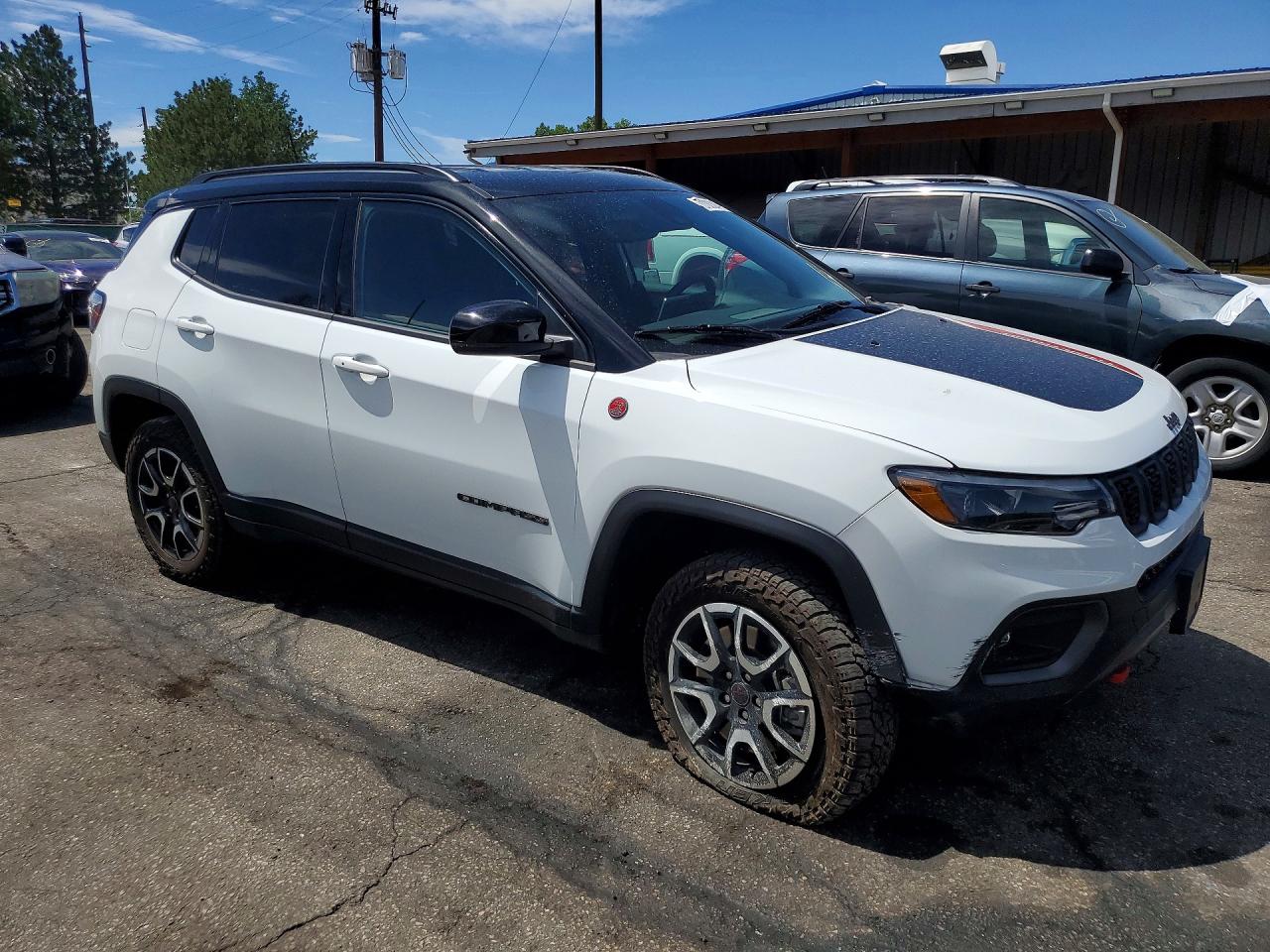 2025 Jeep Compass Trailhawk Белый vin: 3C4NJDDNXST520907