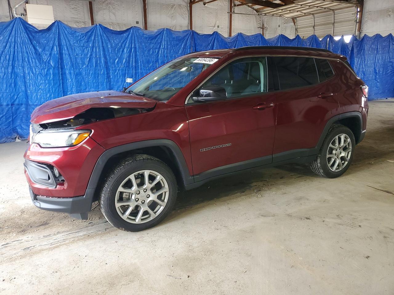 2022 Jeep Compass Latitude Lux Burgundy vin: 3C4NJDFB2NT213030