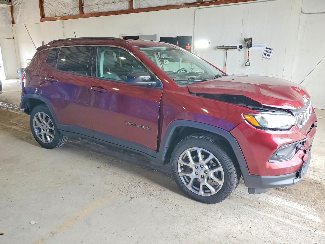 2022 Jeep Compass Latitude Lux Burgundy vin: 3C4NJDFB2NT213030