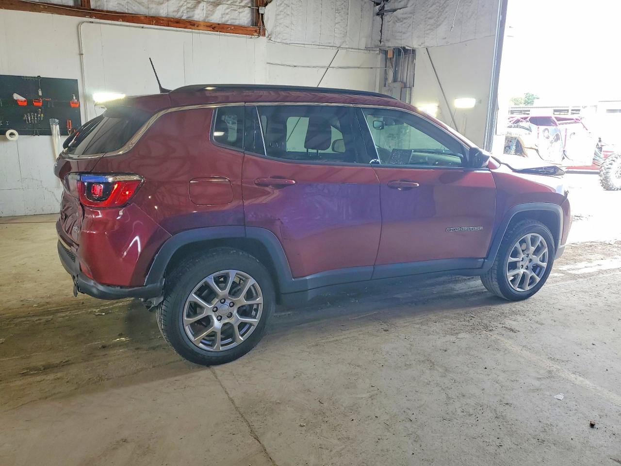 2022 Jeep Compass Latitude Lux Burgundy vin: 3C4NJDFB2NT213030