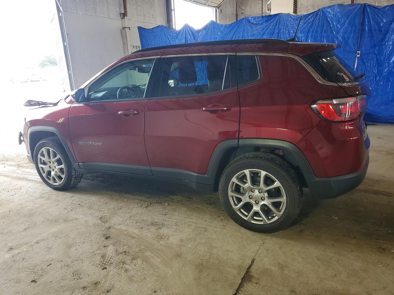 2022 Jeep Compass Latitude Lux Burgundy vin: 3C4NJDFB2NT213030