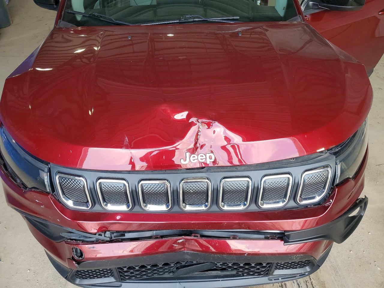2022 Jeep Compass Latitude Lux Burgundy vin: 3C4NJDFB2NT213030