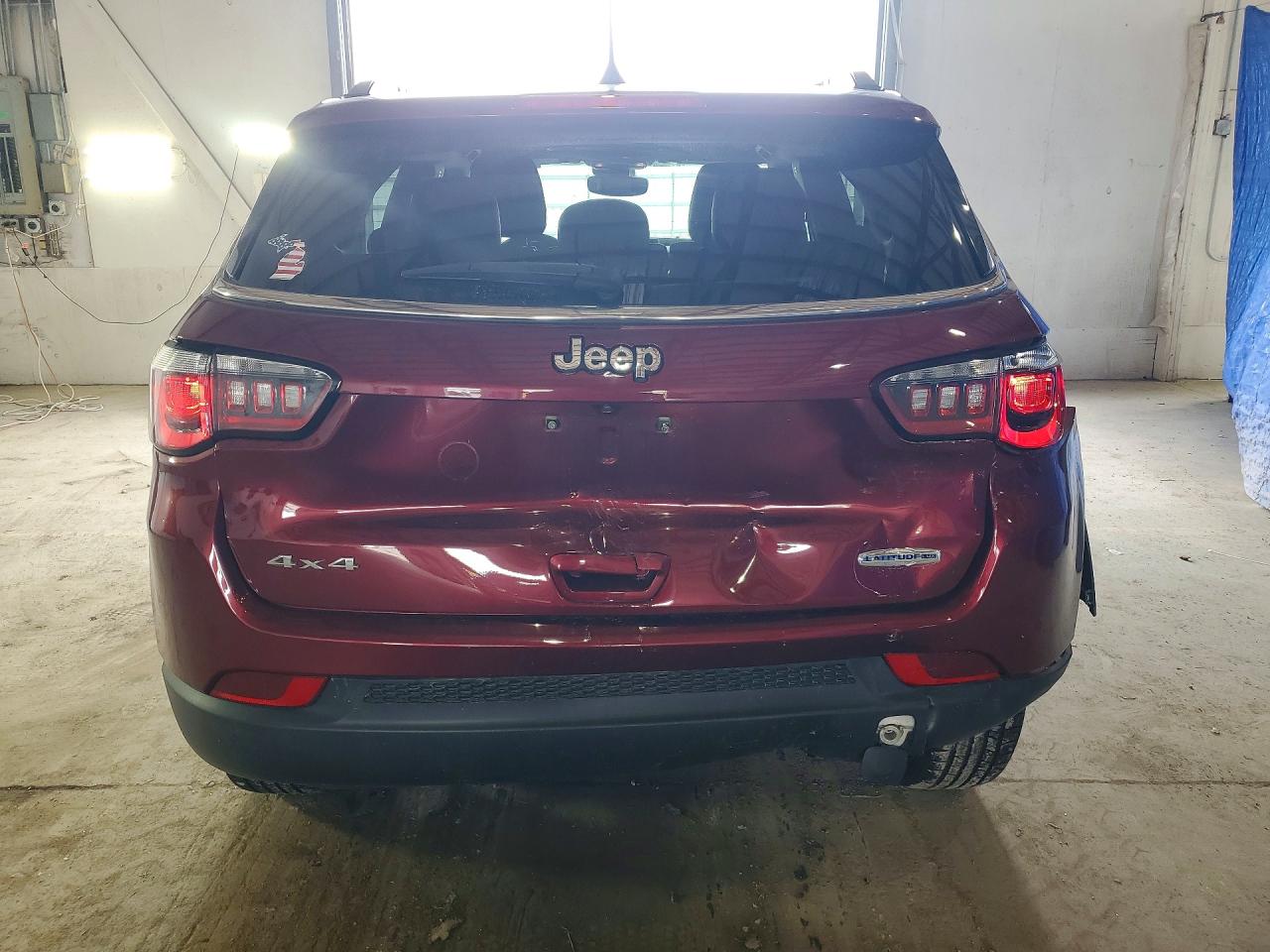 2022 Jeep Compass Latitude Lux Burgundy vin: 3C4NJDFB2NT213030