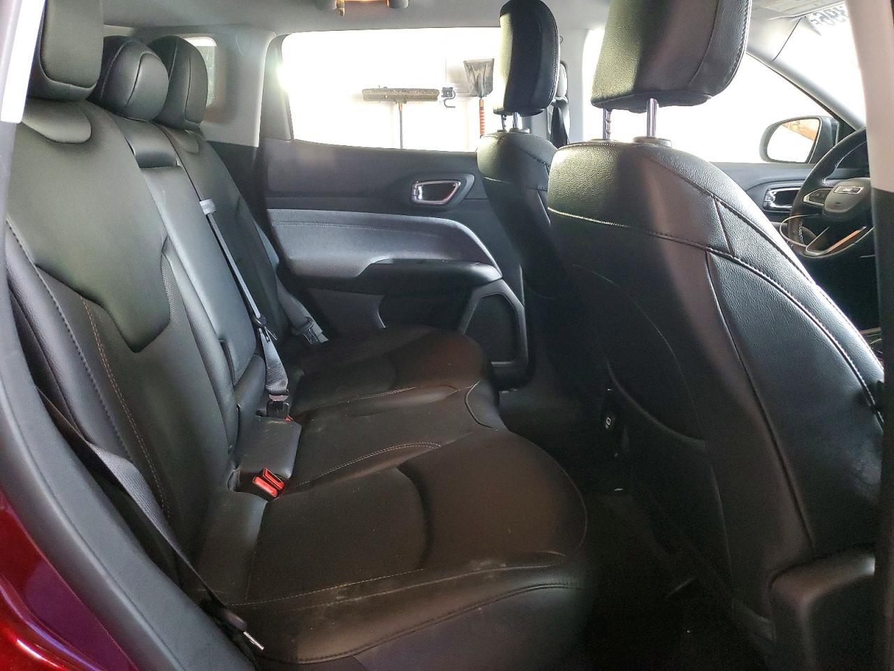 2022 Jeep Compass Latitude Lux Burgundy vin: 3C4NJDFB2NT213030