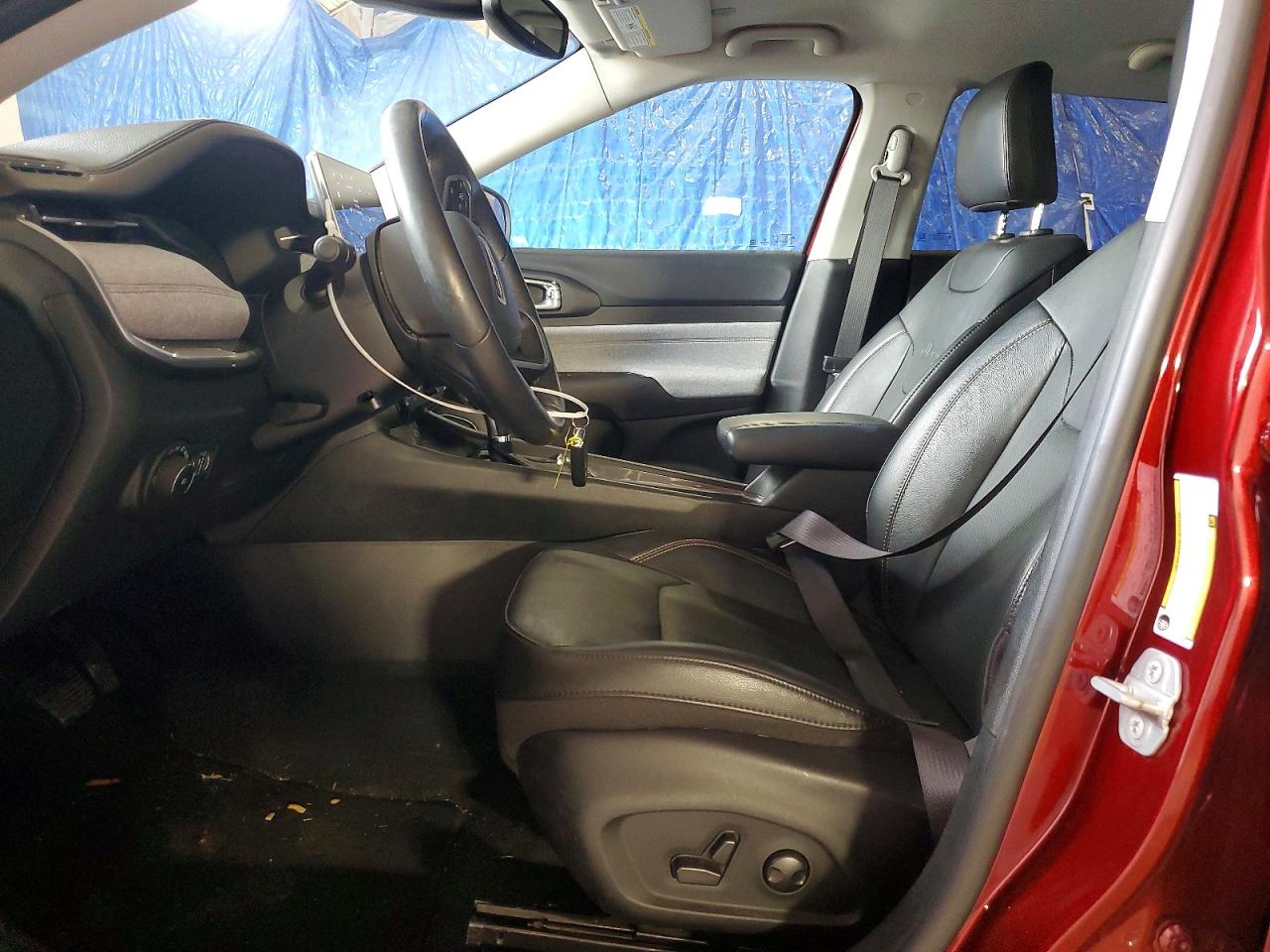 2022 Jeep Compass Latitude Lux Burgundy vin: 3C4NJDFB2NT213030
