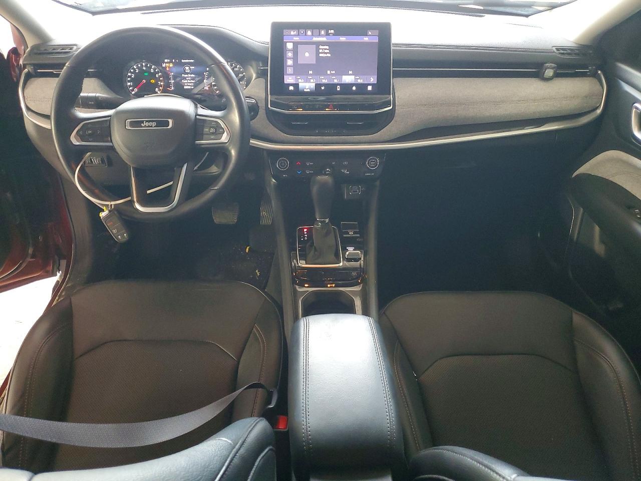2022 Jeep Compass Latitude Lux Burgundy vin: 3C4NJDFB2NT213030