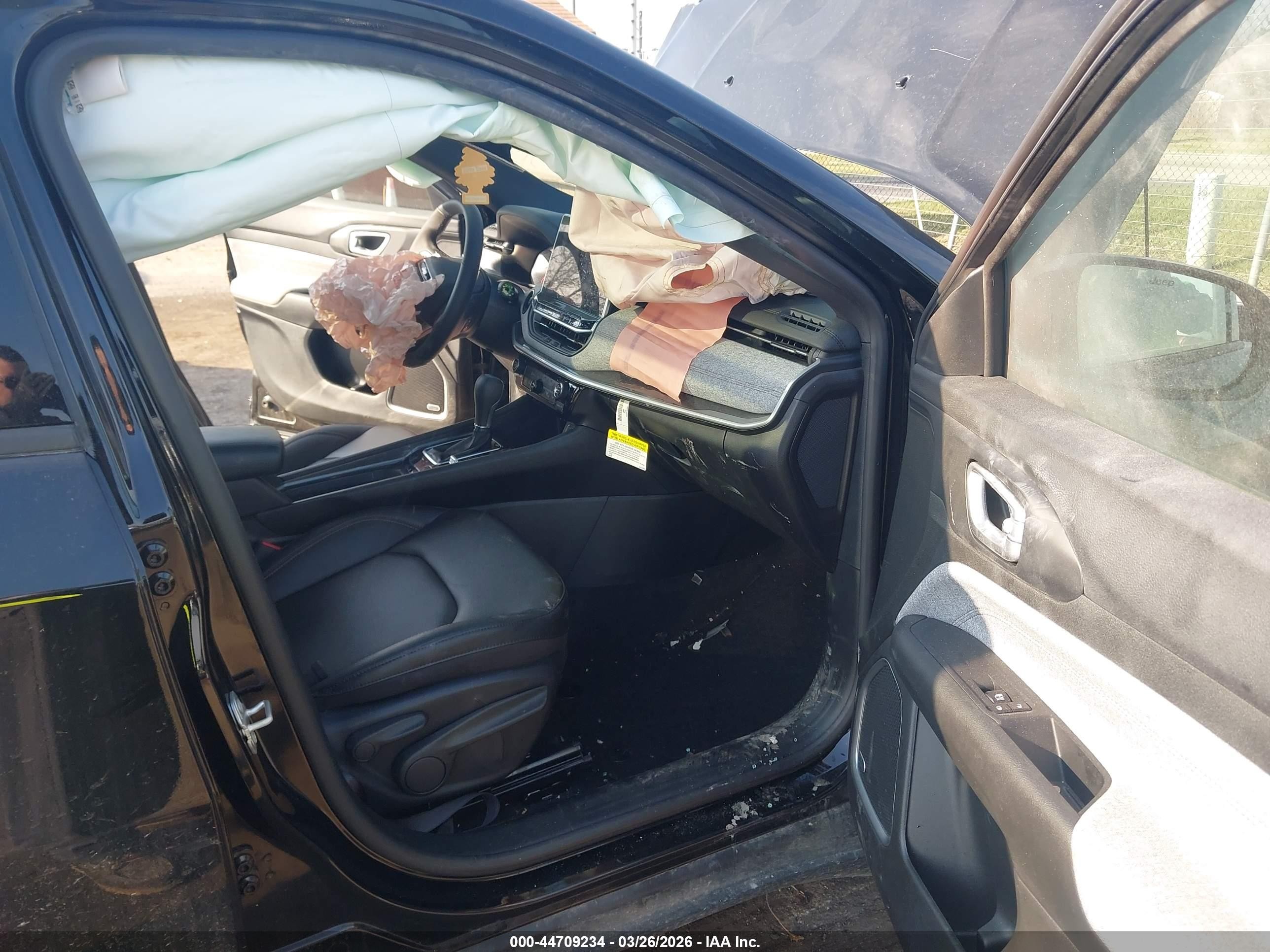 2024 Jeep Compass Latitude Lux Fwd Black vin: 3C4NJDFN8RT136616