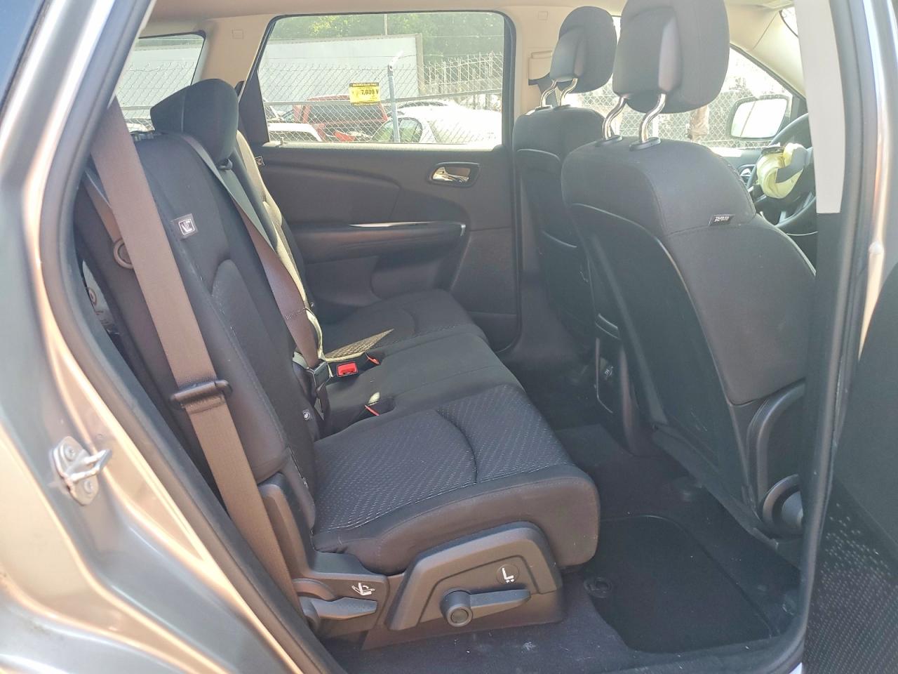 2016 Dodge Journey Se Silver vin: 3C4PDCAB1GT222788