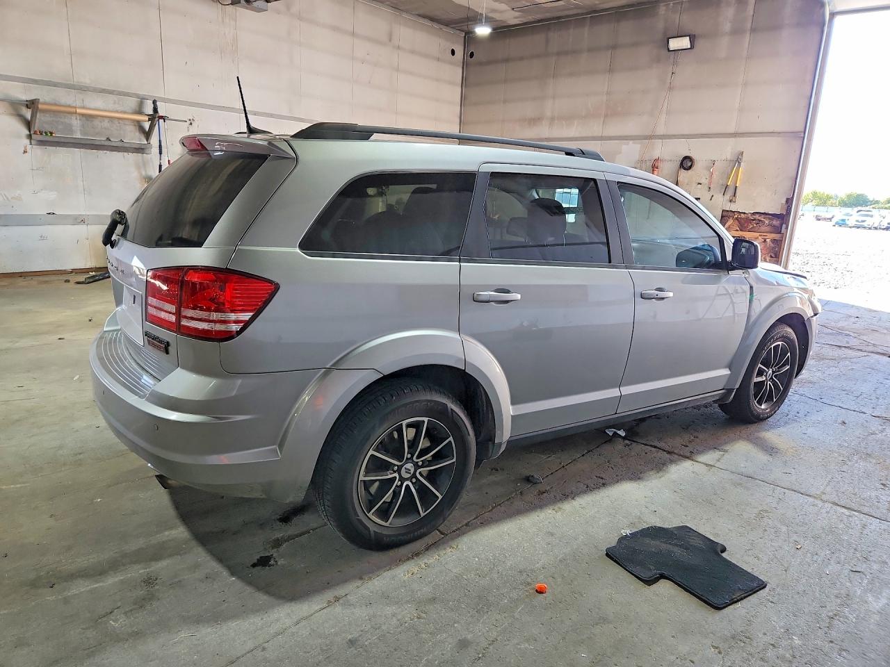 2020 Dodge Journey Se Серебряный vin: 3C4PDCAB1LT271788