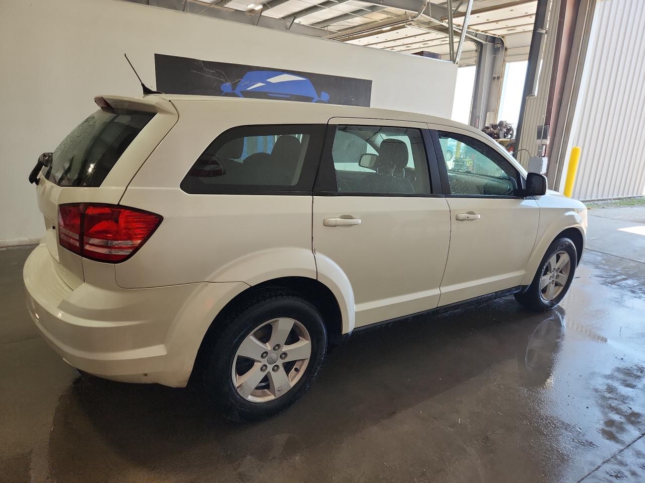 2015 Dodge Journey Se White vin: 3C4PDCAB2FT599600 Damage: Right Qtr Panel, Dent(S) W/No Paint Dmg, 1/2 To 1 Inch