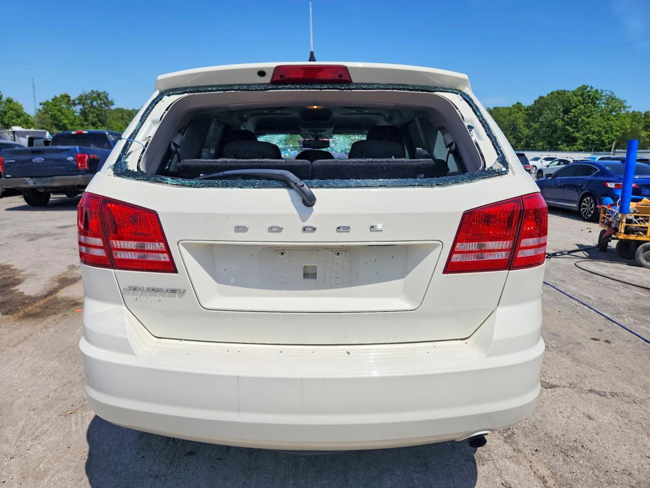 2015 Dodge Journey Se Белый vin: 3C4PDCAB2FT753108