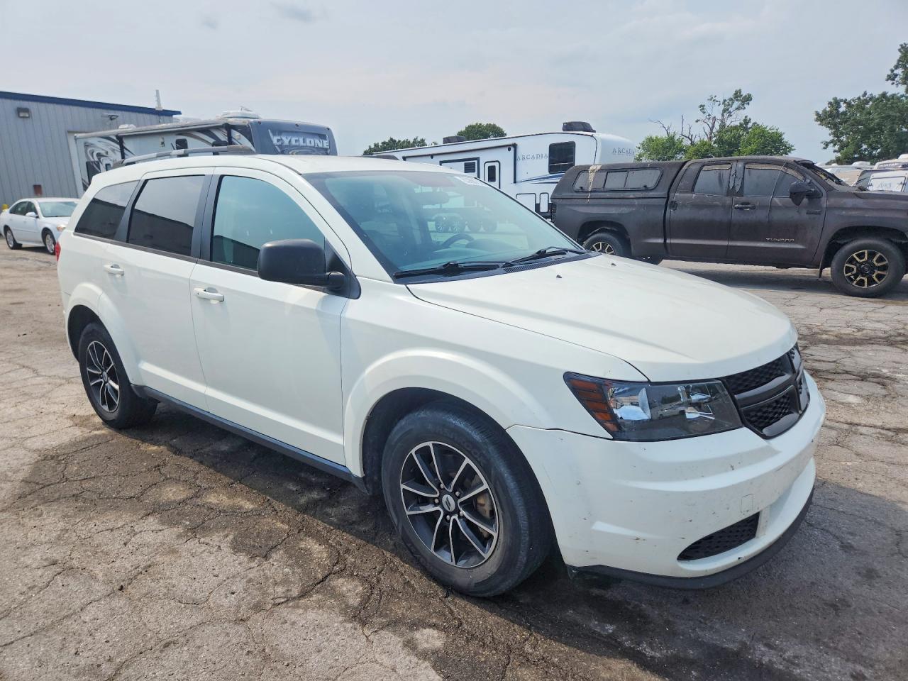 2018 Dodge Journey Se Белый vin: 3C4PDCAB6JT347499