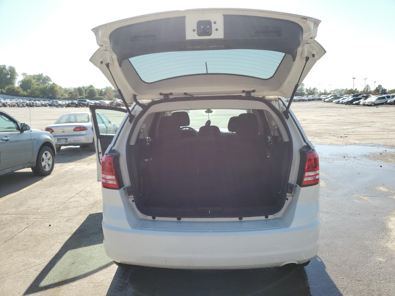 2018 Dodge Journey Se White vin: 3C4PDCAB8JT520231