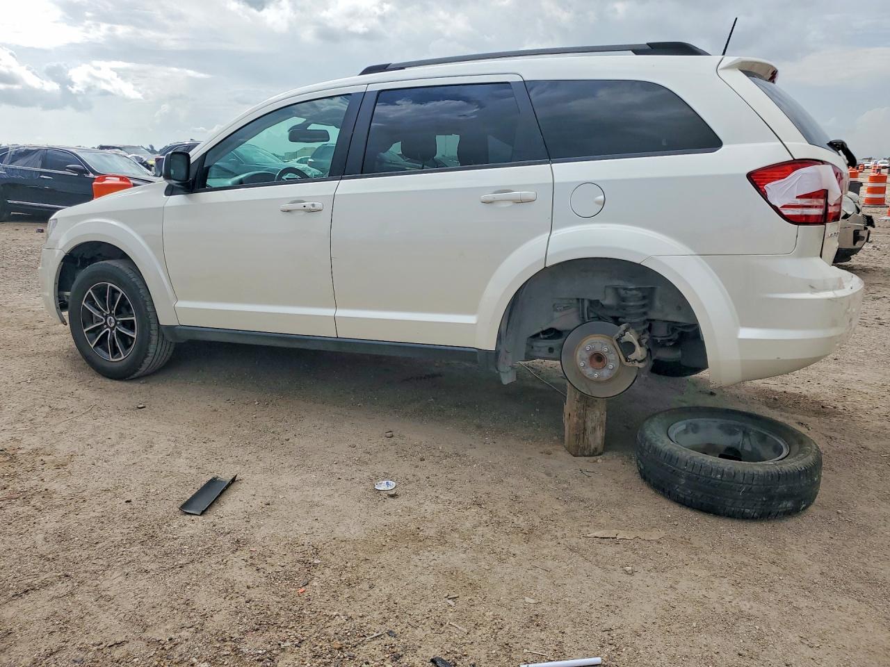 2018 Dodge Journey Se White vin: 3C4PDCABXJT445192