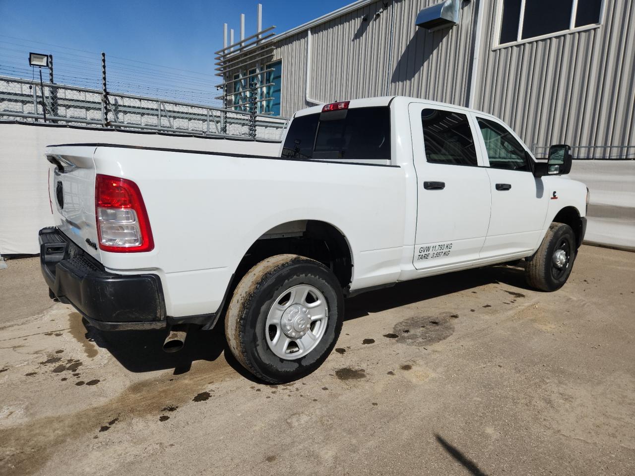 2023 Ram 3500 Tradesman White vin: 3C63R3CLXPG581272 Damage: Right Bed Side, Dent(S) W/No Paint Dmg, < 1/8 Inch