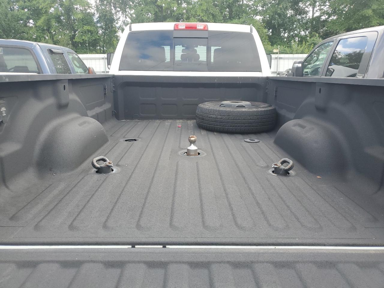 2022 Ram 3500 White vin: 3C63RRJL1NG415712 Damage: Fifth Wheel Trailer Hitch, Aftermarket, Acceptable