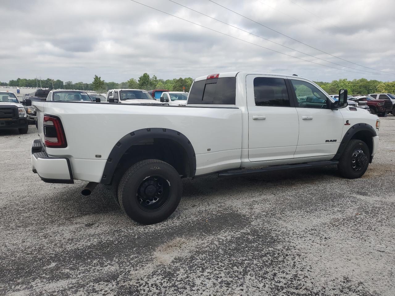 2022 Ram 3500 White vin: 3C63RRJL1NG415712 Damage: Right Bed Side, Dent(S) W/ Paint Dmg, 1/2 To 1 Inch